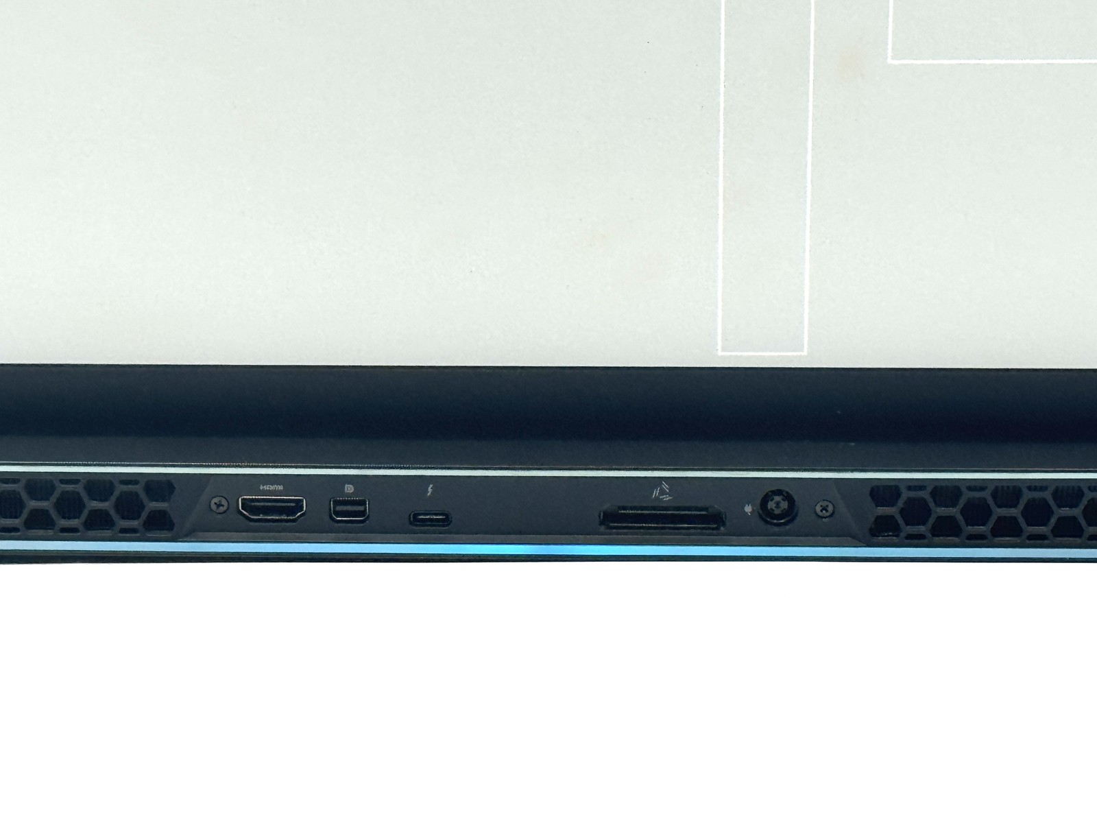 Alienware m17 R2 – 17.2 FHD – i7-9750H – 16GB RAM – RTX 2060 – 512GB NVME