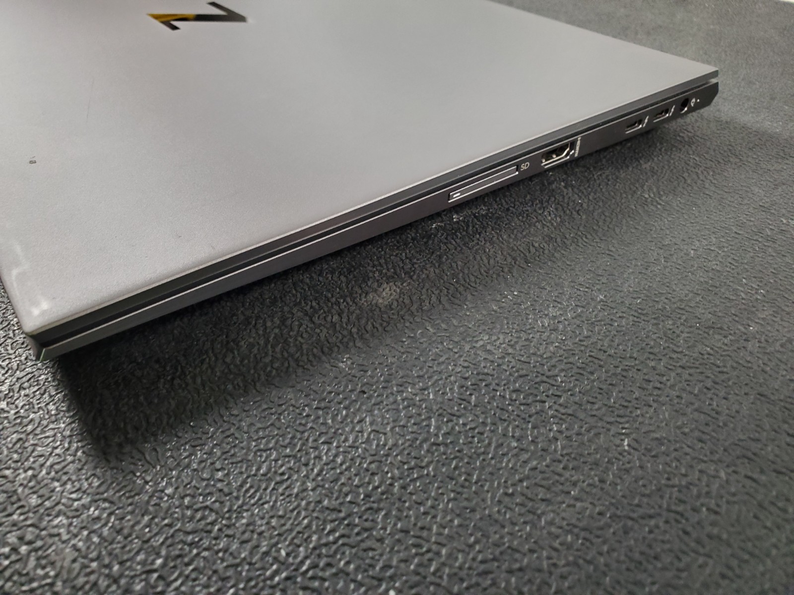 HP ZBook Studio G7 i7-10850H 2.7GHz 32GB DDR4 1TB M.2 NVMe Quadro T2000 Laptop