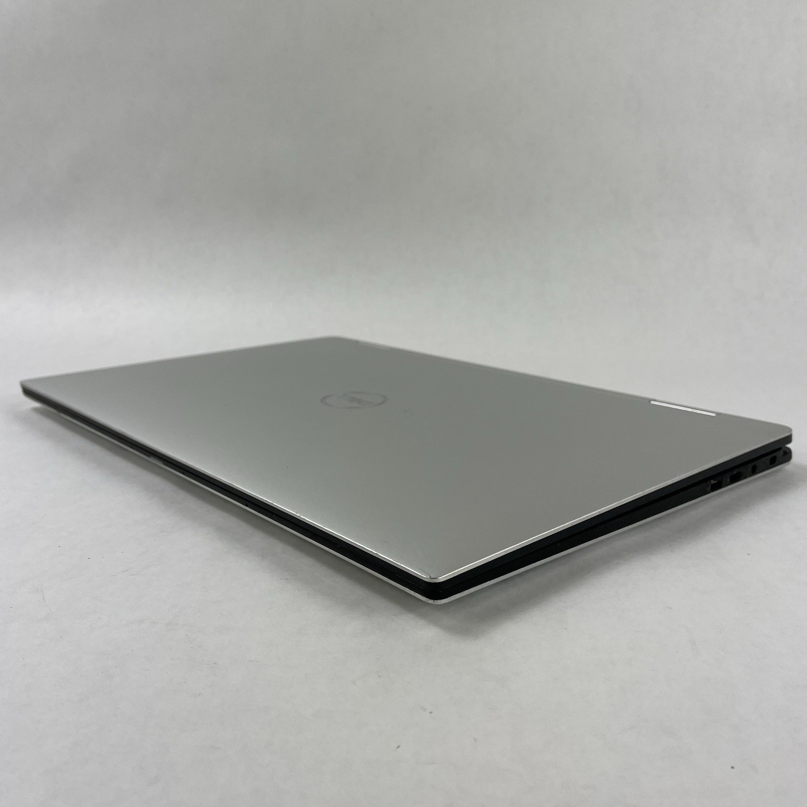 Dell XPS 15 9575 2-in-1 15.6″ i5-8305G 2.80 GHz 8 GB RAM No SSD/OS/AC/Battery
