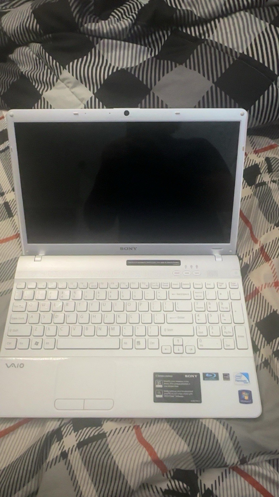 Sony VAIO E Series 15.6in White Laptop Intel Pentium Win 7 Webcam DVD