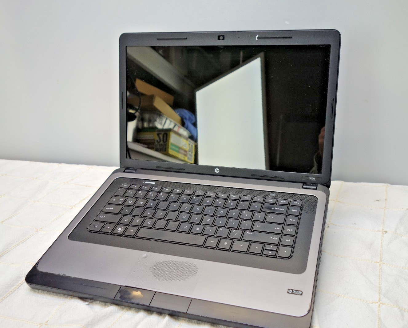 HP 2000-486DX AMD E450 1.65Ghz 8GB Ram, 300GB HD, Windows 10Pro