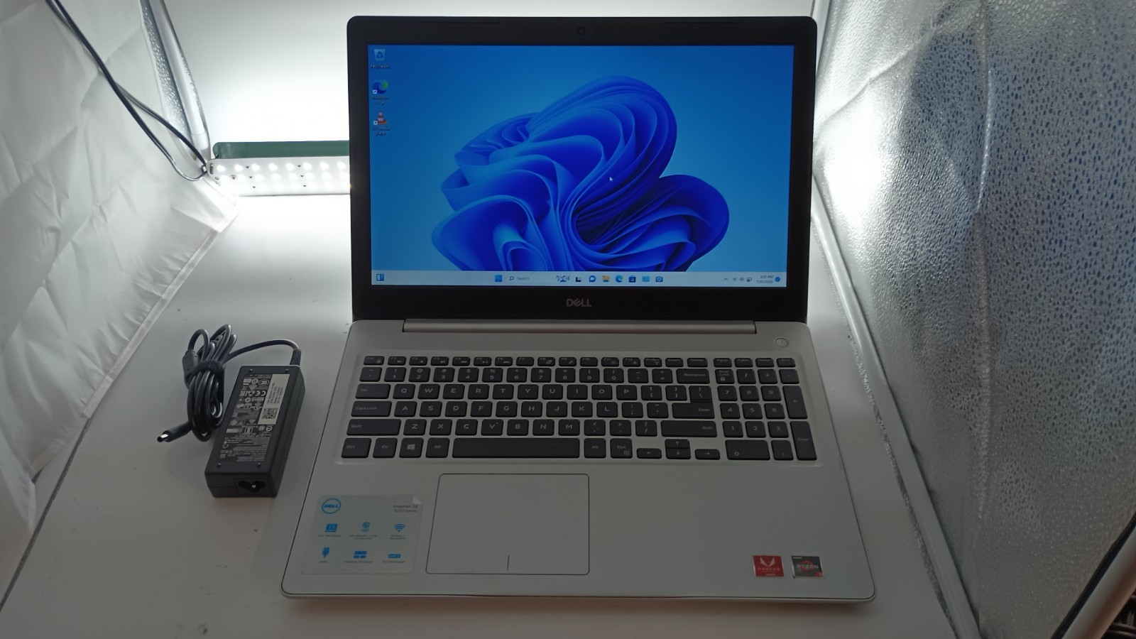 7194 Inspiron5575 w/charger.Ryzen3.8GB.128GB NVMe.15.6″.Radeon.Optical.W11.Nice!
