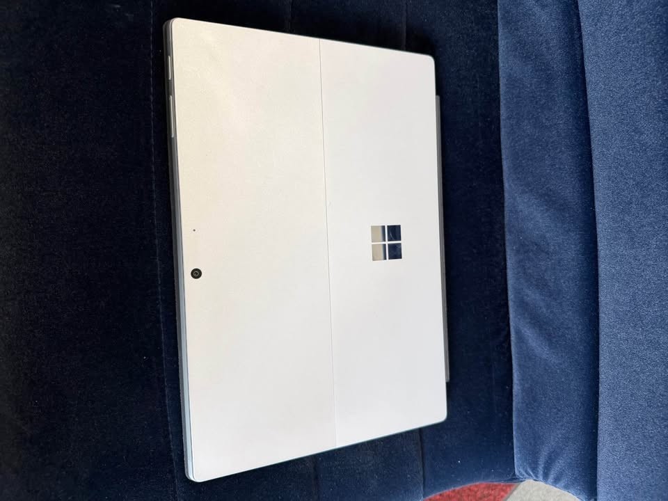 Microsoft Surface Pro 5 (256Gb, Intel Core i5 7th Gen., 2.60GHz, 8GB)…