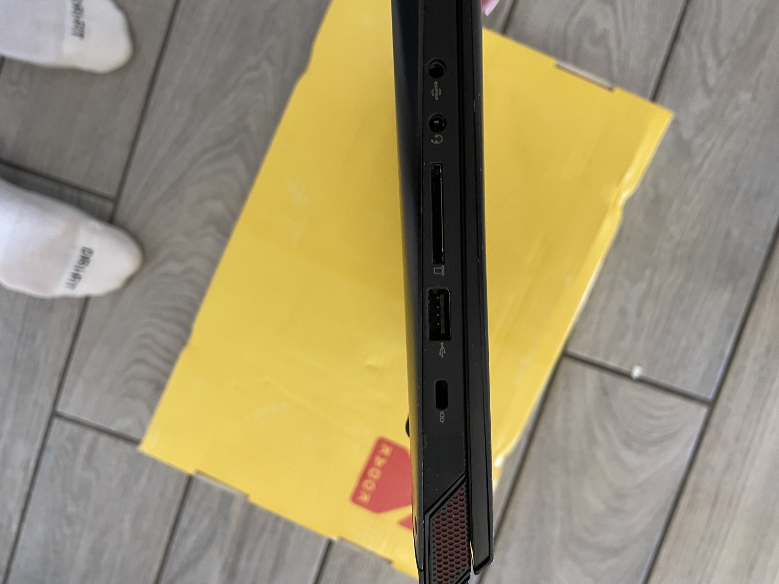 Lenovo Y520-15IKBN intel i7-7700HQ @2.80GHz 16GB RAM WITH CHARGER!!