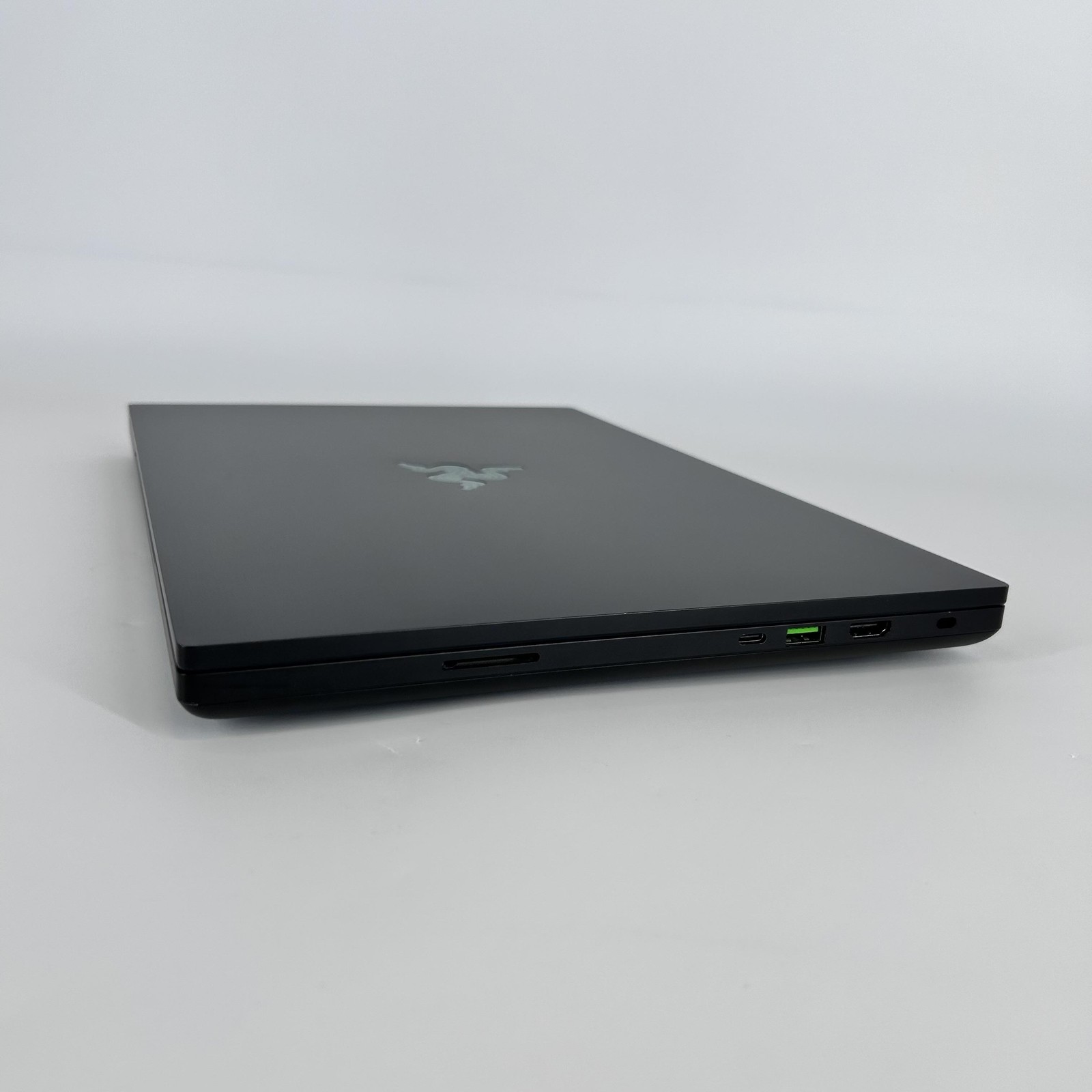 Razer Blade 16 Black 239Hz QHD+ 2.2 GHz i9-14900HX 32GB 1TB RTX 4080 STICKY KEYS