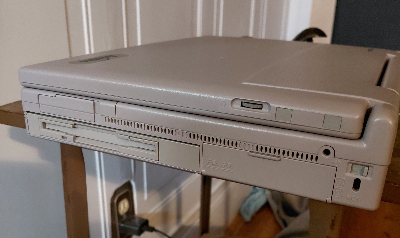 Vintage Toshiba Satellite 220CS/1.4GB TESTED! Win 95 German With Charger & Case