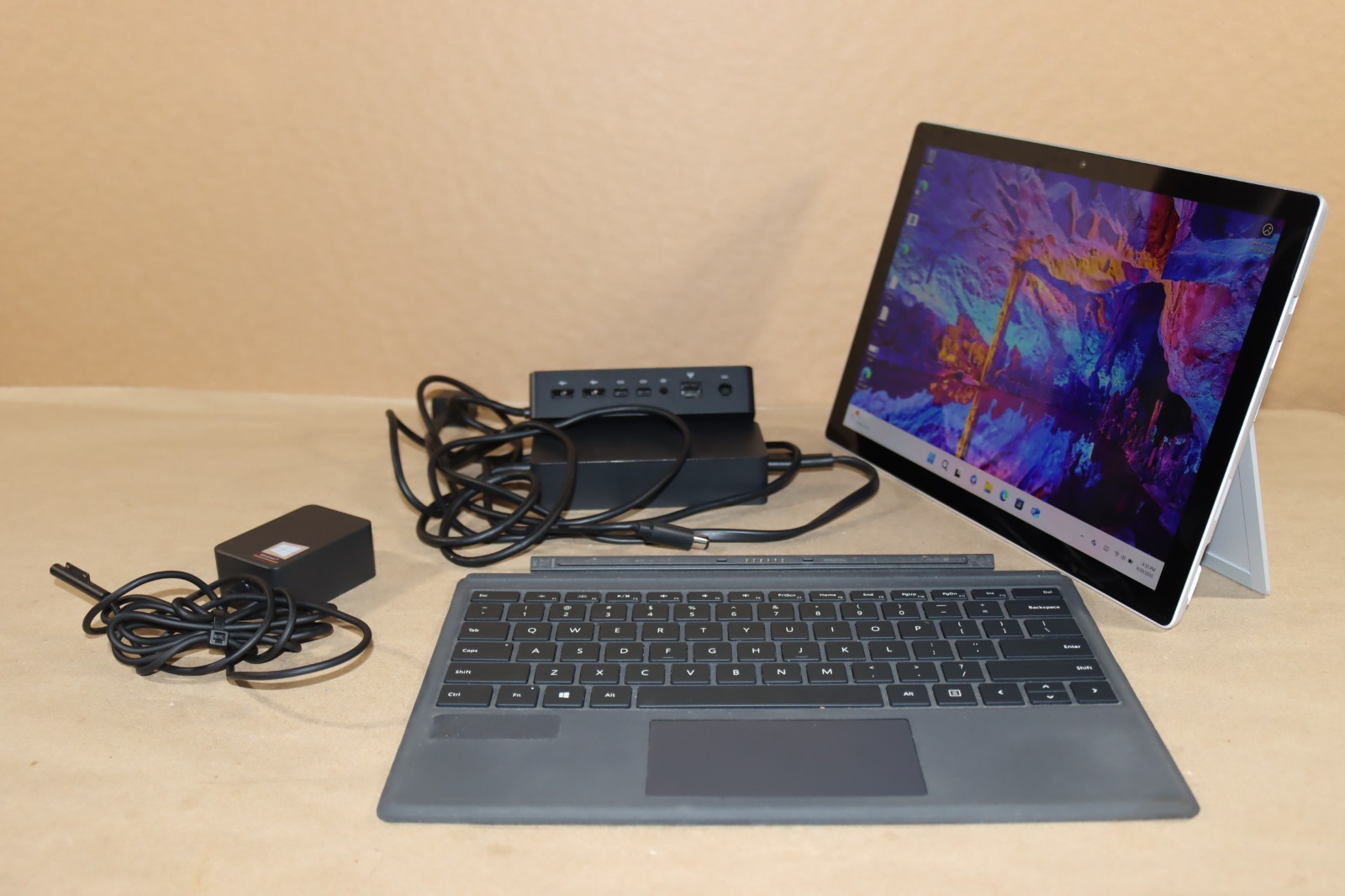 Microsoft Surface Pro 5 i5-7300U 8GB RAM 256GB Wi-Fi + Cellular / LTE