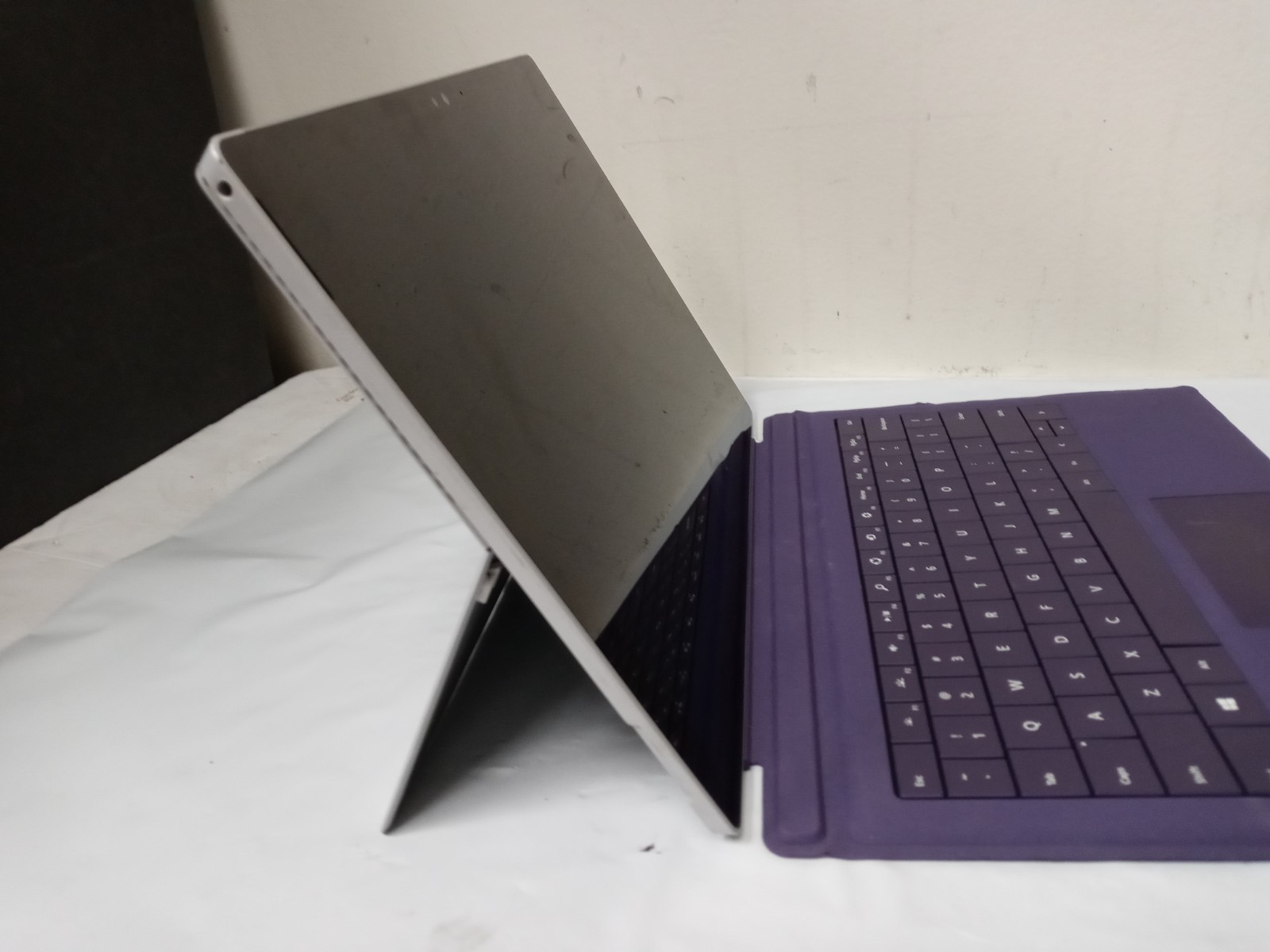 MICROSOFT SURFACE BOOK i5-6300U @ 2.4GHz, 8GB RAM, 256GB SSD, WIN 10 PRO NO AC
