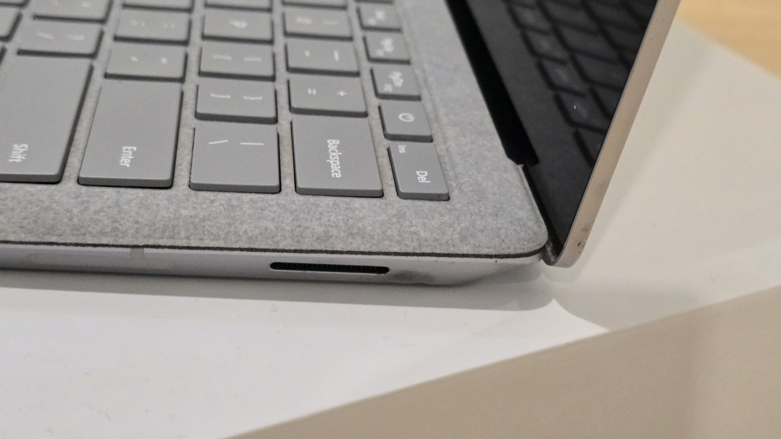 Microsoft Surface Laptop 13.5″ (256GB SSD, Intel Core i7-7660U, 2.50GHz, 8GB