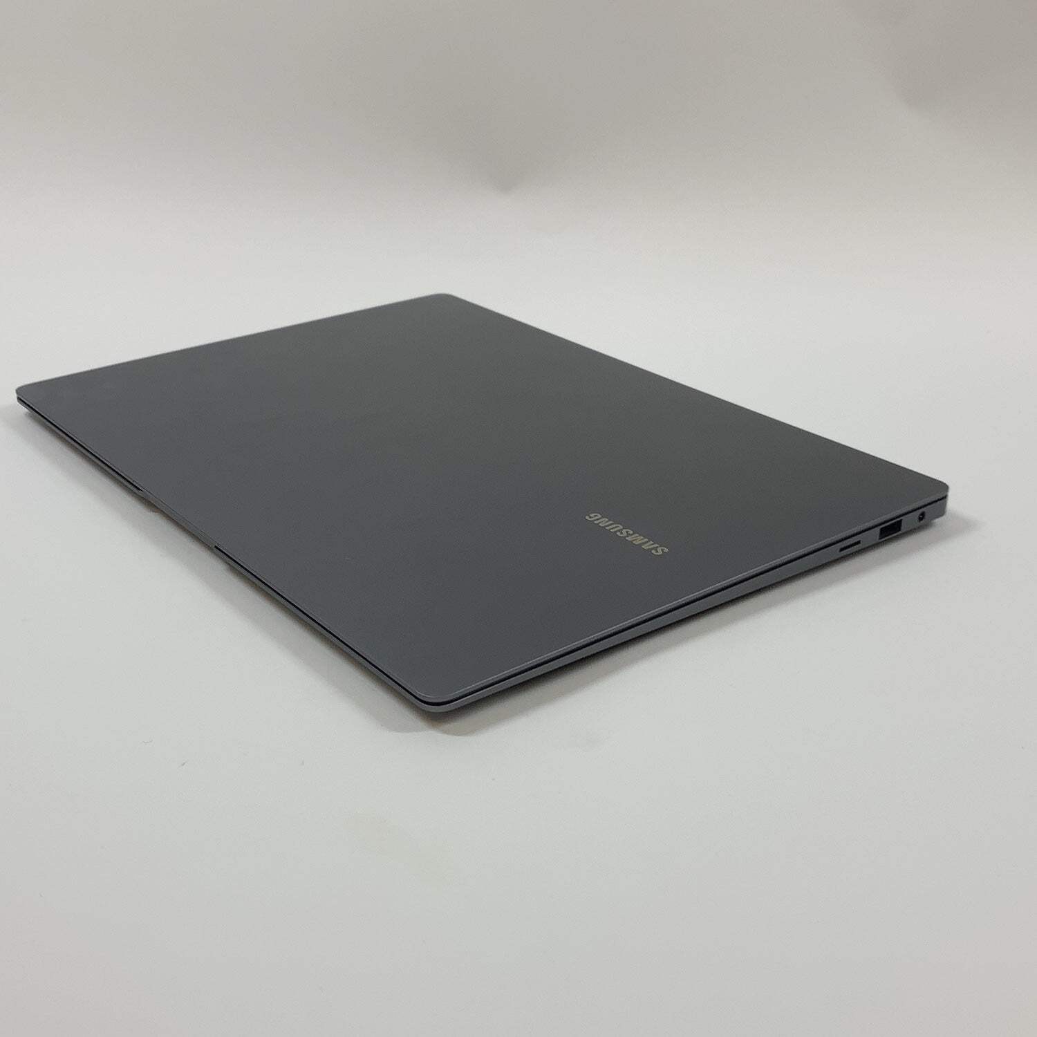 Samsung Galaxy Book5 Pro NP960XHA 16″ Core Ultra 7 258V 2.2GHz 32GB RAM 1TB SSD