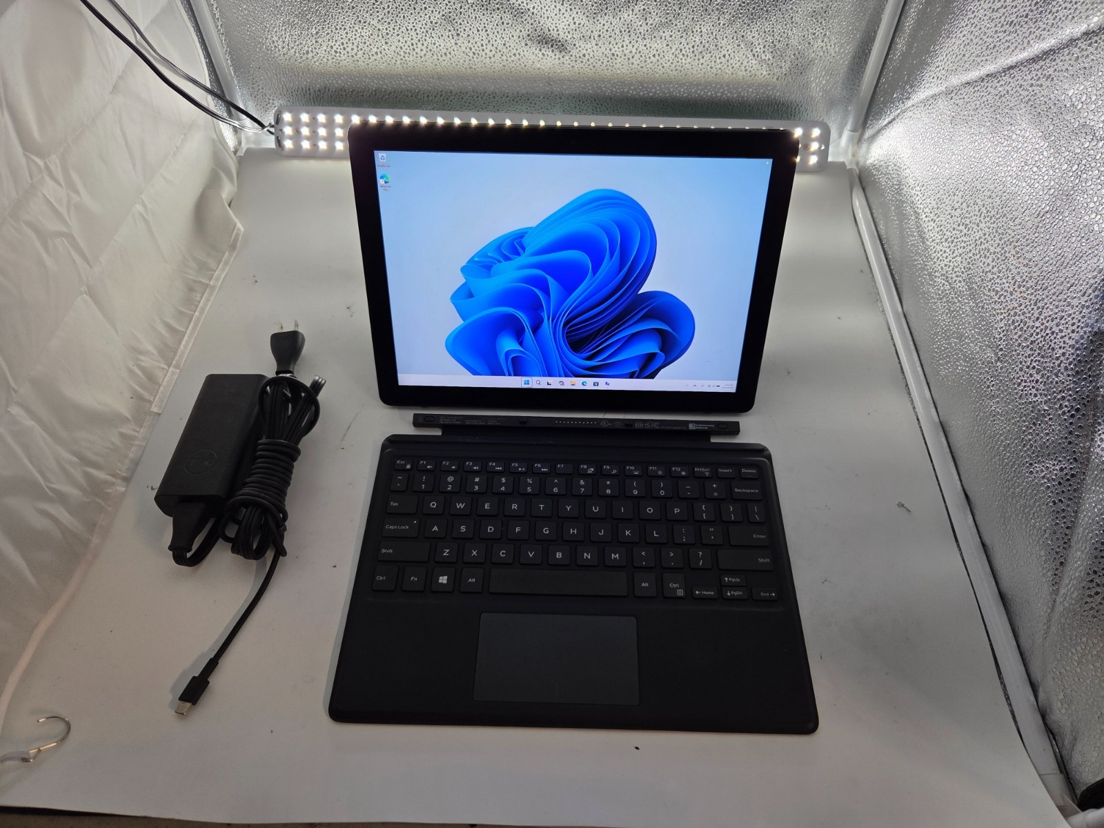 651146 Latitude5285 2in1 w/charger.i5-7300U.8GB.256GB M.2.12.3″ Touch.W11.Nice!