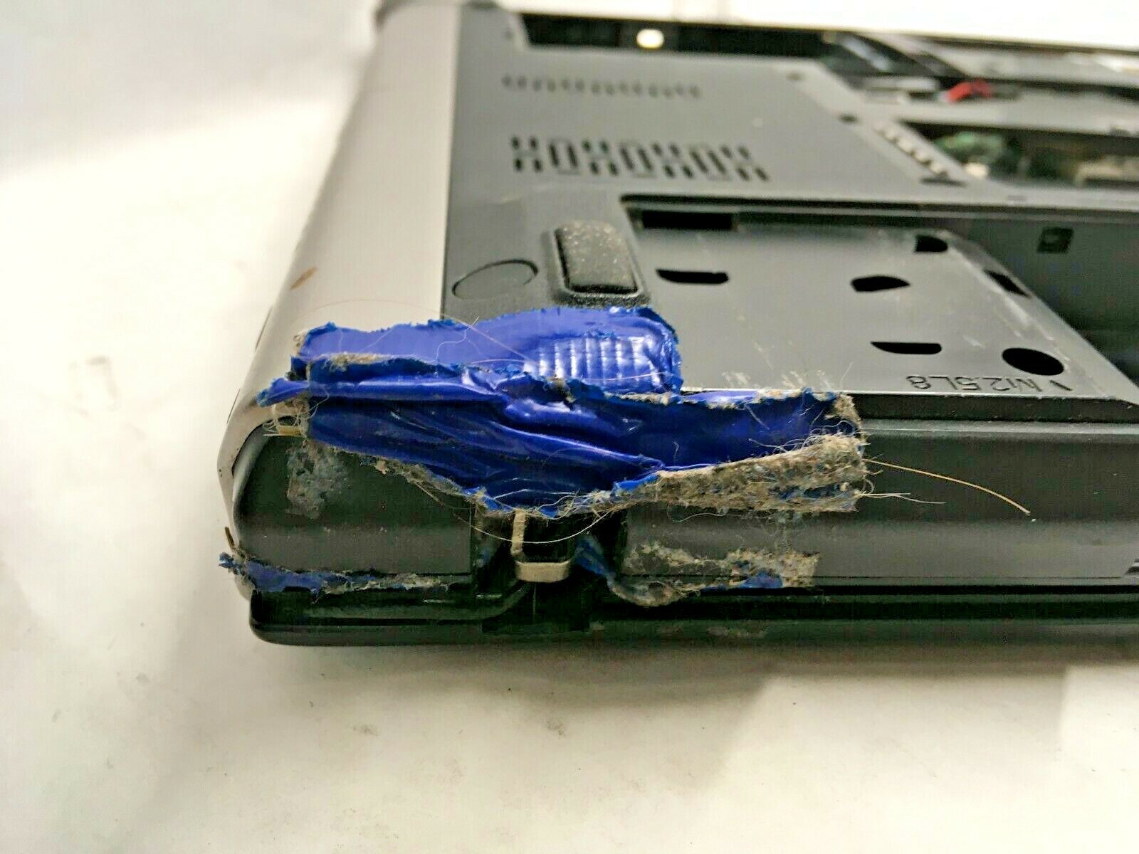 Dell Vostro 3400 14″ Intel Core i5 Laptop For Parts Broken LCD Screen NO HDD JR