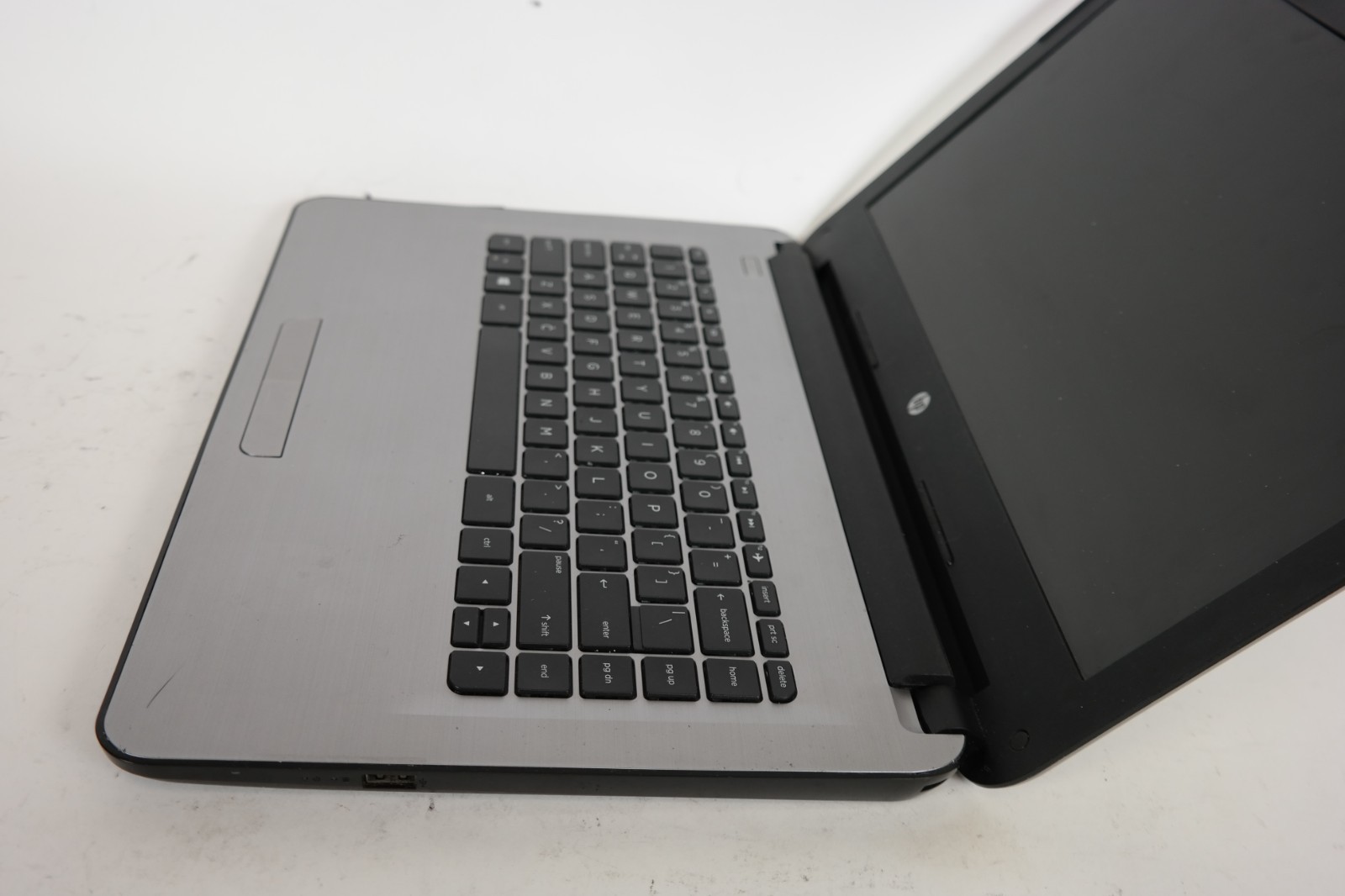 HP Notebook 14-an010nr 14″ – 4GB RAM – No HDD – Powers On – No Display