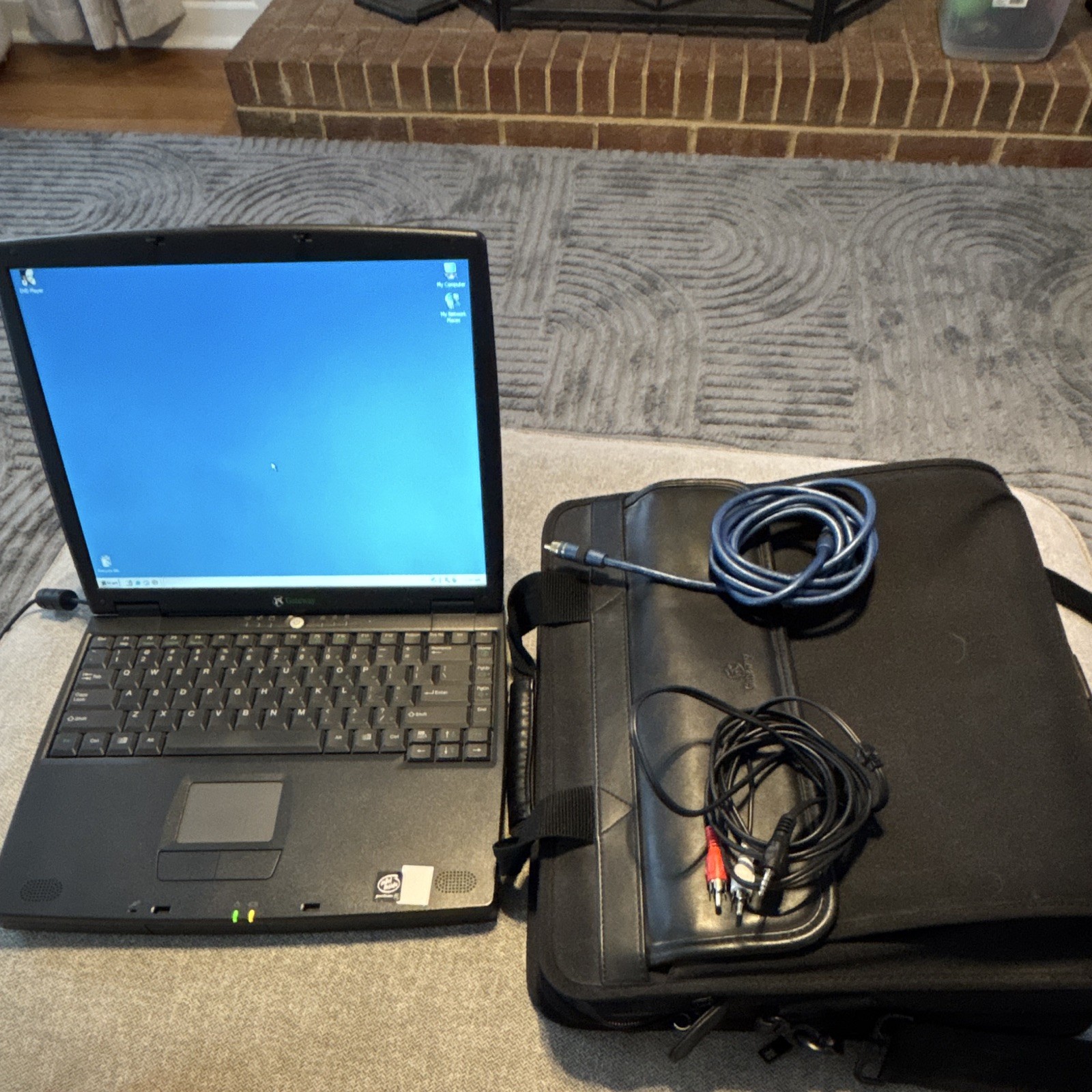 Gateway Solo 5300 14in Laptop Pentium III 1GHz 256MB 20GB HDD Win XP