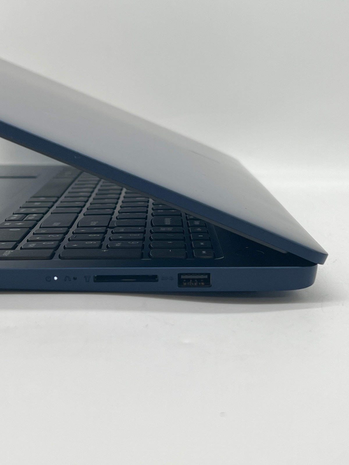 Lenovo IdeaPad Slim 3 15.6″ i3-N305 8GB 256GB – Used
