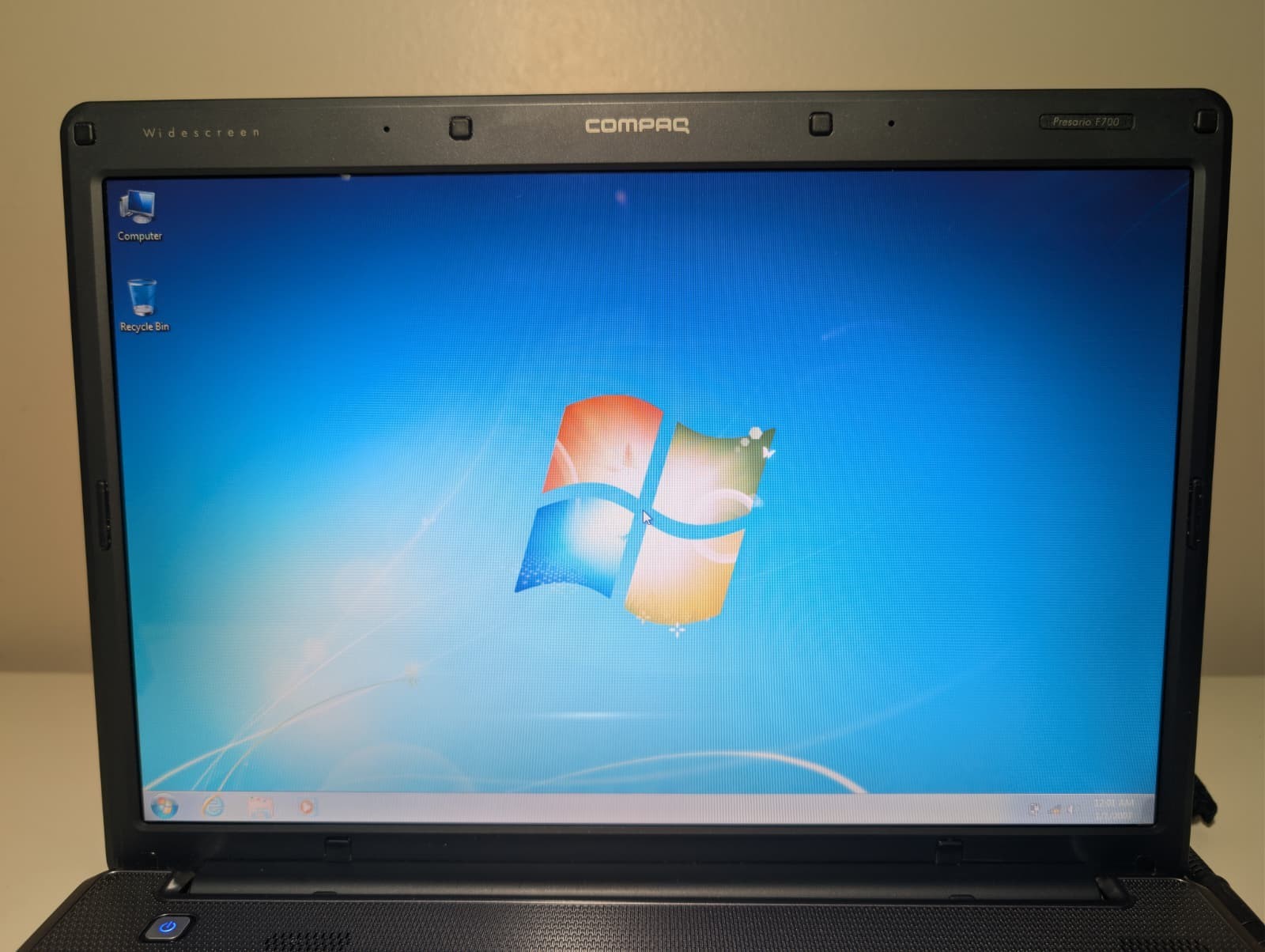 15″ HP Compaq Presario F700 | AMD X2 4GB RAM 128GB SSD | NVIDIA Win 7 Pro DVD+RW