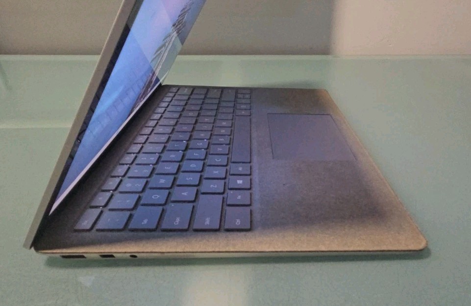 Microsoft Surface Laptop 2 13.5″ i7-8650U 16GB RAM 512GB SSD Windows 11 Home