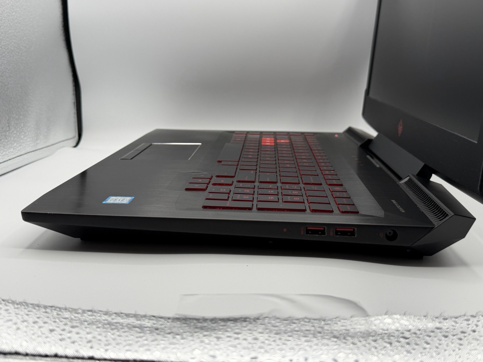 HP OMEN 17 17.3” 17-an012dx Laptop – RX 580 – i7-7700HQ – 12GB RAM – 2TB SSD