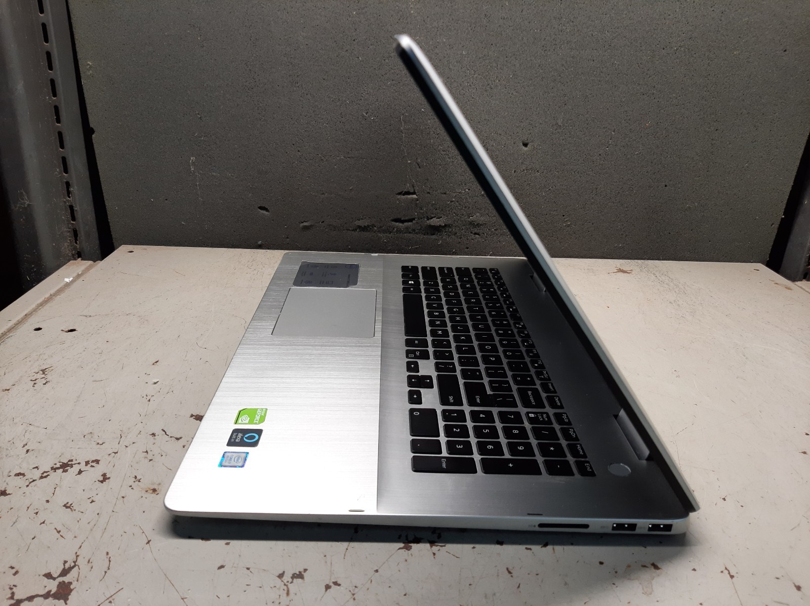 Dell Inspiron 7786 2n1 17.3 ” FHD i7-8565u 8GB RAM NVIDIA MX150 No SSD/OS Touch
