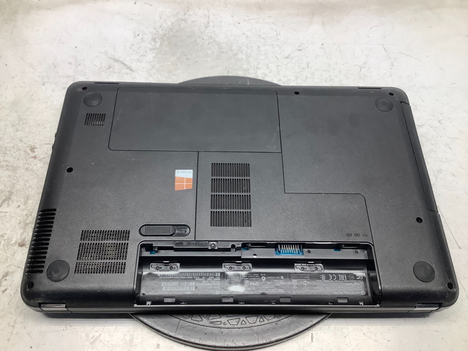 HP 2000-2D49WM AMD E-300 1300MHz 4 GB NO HDD/Battery