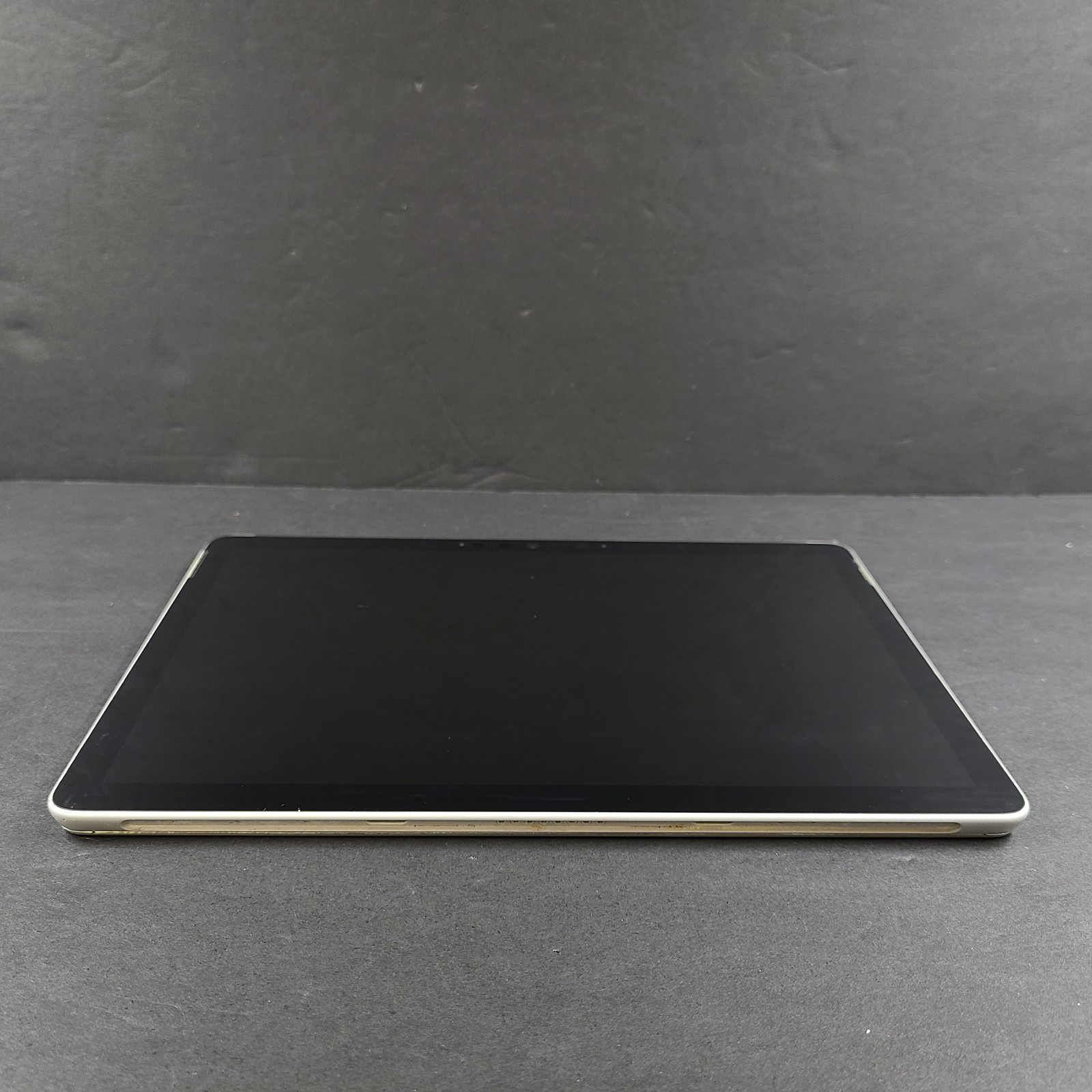 Surface Go 2 Laptop 10.5″ – Intel m3-8100Y CPU @ 1.10 GHz – 128GB SSD – 8GB RAM