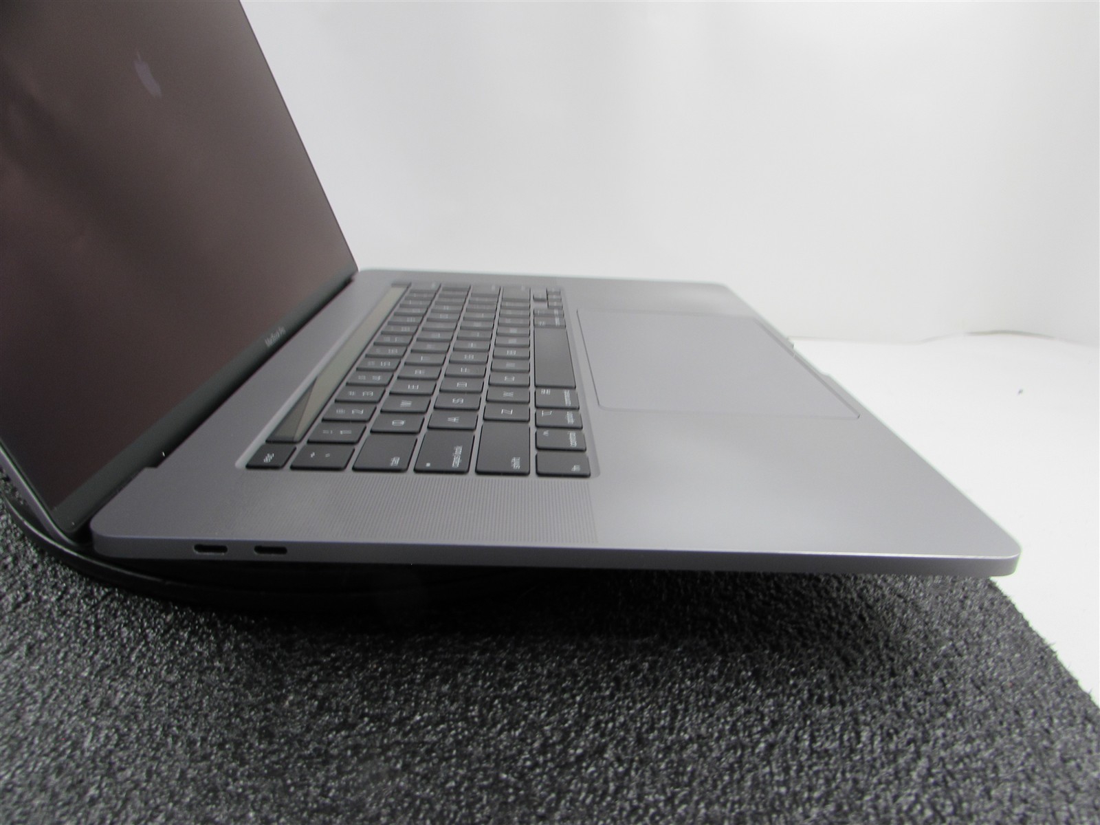 APPLE MACBOOK PRO A2141 3072X1920 I9-9980Hk 1TB SSD 32GB RAM AMD GPU NO O.S