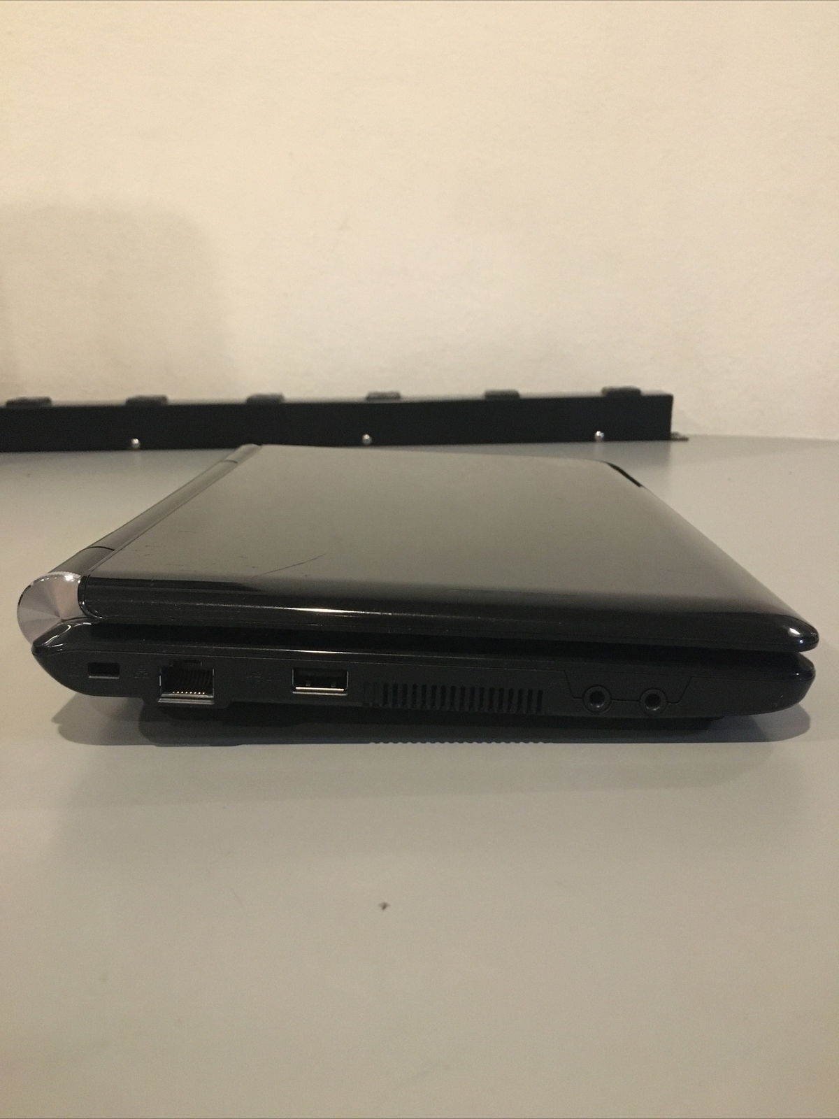 Asus Eee PC 1000HE Mini Laptop. 160GB HDD AND 1GB RAM. For parts or repair