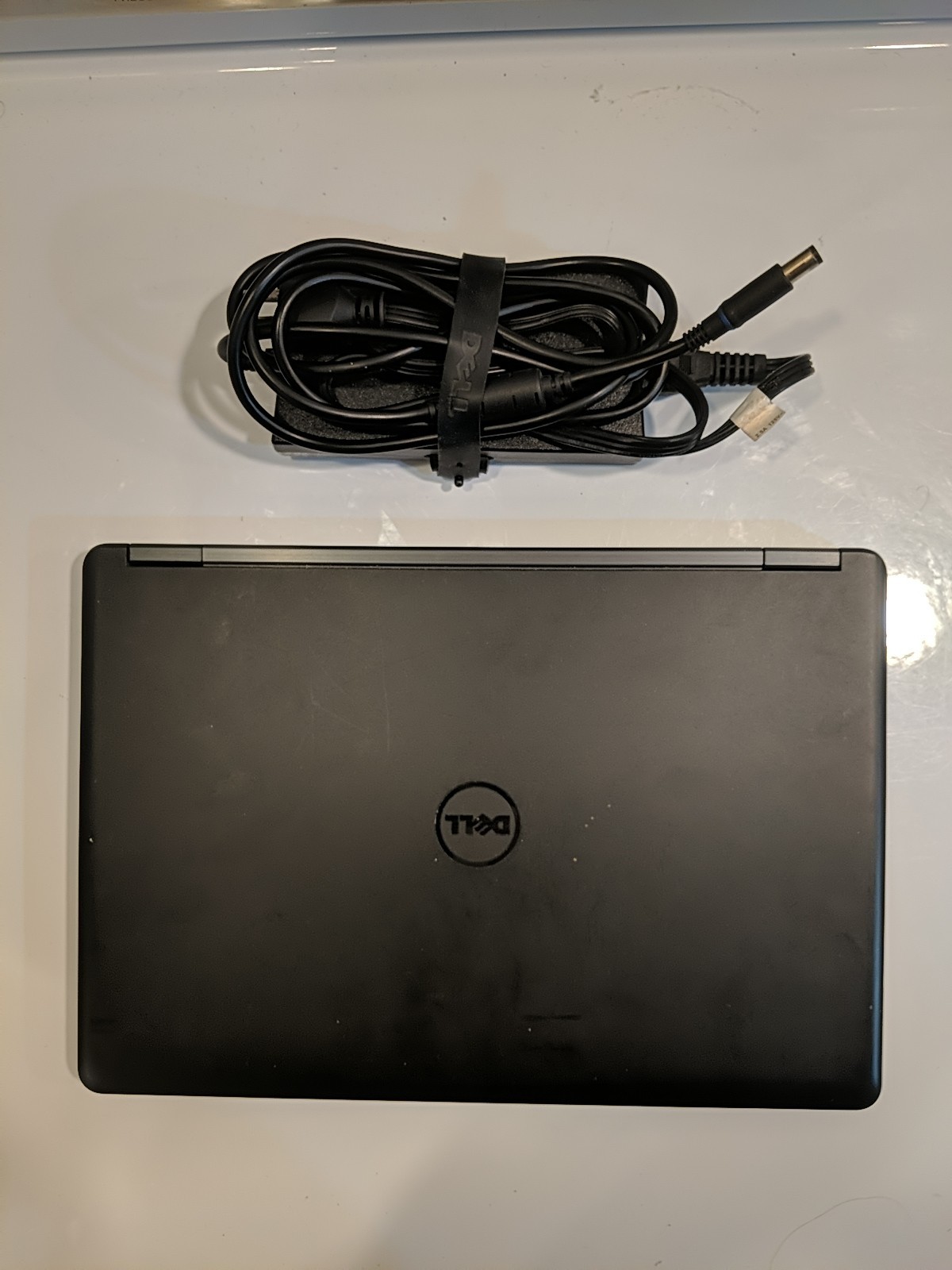 Dell Latitude E5450 (i5-5200U, 8GB Ram, 466GB HD) Win 10 + Charger – WORN KEYS