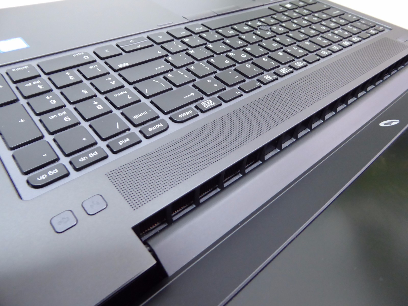 HP ZBOOK 15 G4, RUSSIA+ ENGLISH: i7-QUAD 32GB AMD WX4150 RUSSIAN US ENGLISH