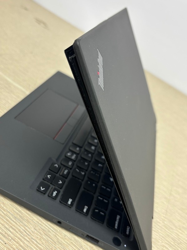 Lenovo ThinkPad X13 Yoga Gen 2 i5-1145G7 16GB 256GB SSD W11P -screen bezel issue