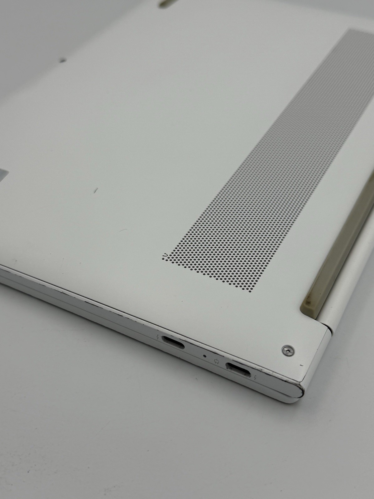 Lenovo Yoga Slim 7i Carbon 13.3” – i5 11th/16GB RAM/512GB (Keyboard Issue) 24C