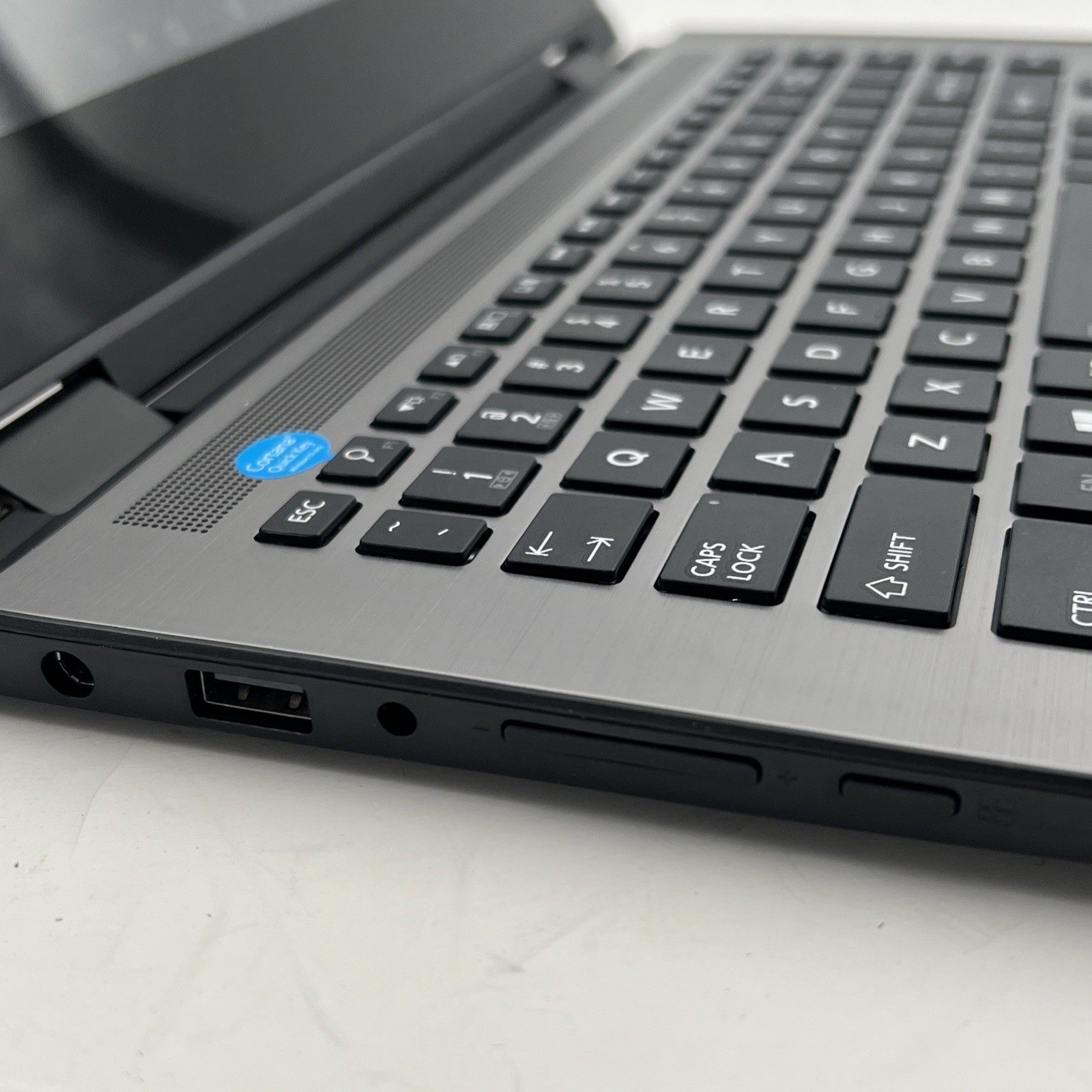 Toshiba Satellite E45W-C4200X 14in. 500GB, 6GB RAM Intel Core i3 5th Gen. 2.1GHz