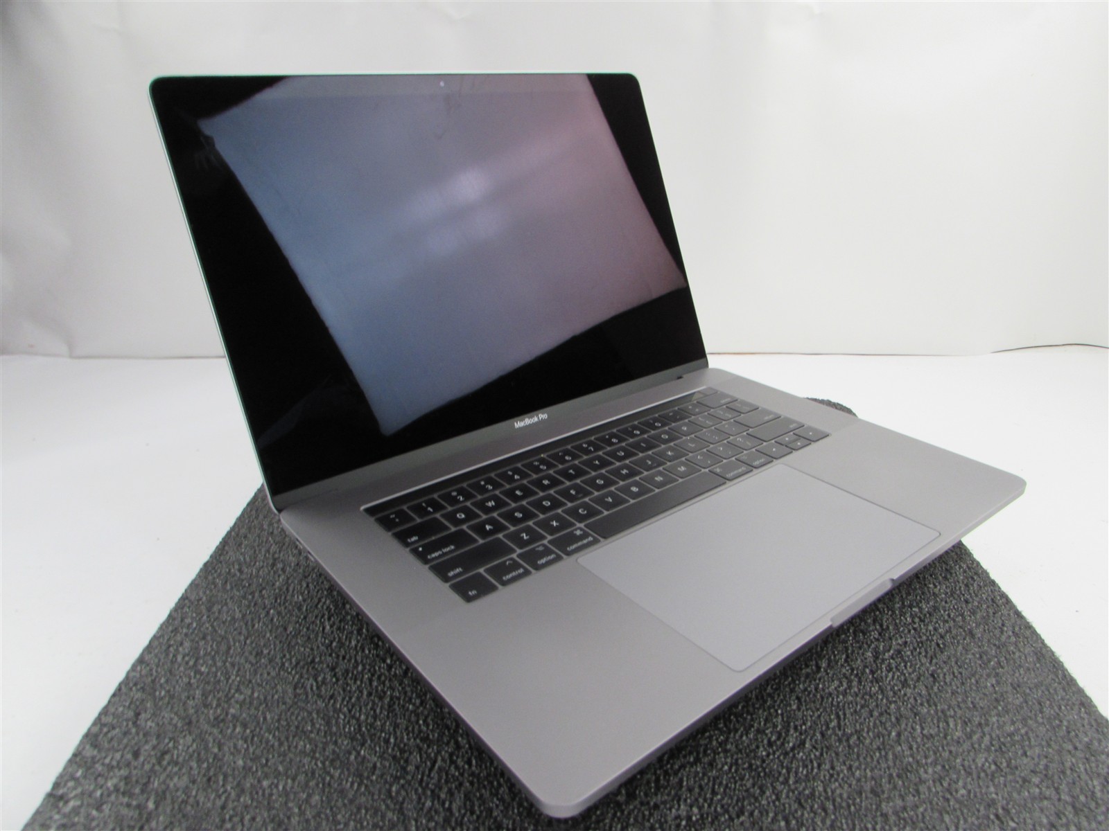 APPLE MACBOOK PRO A1707 2880X1800 I7-7700HQ 256GB SSD 16GB RAM AMD GPU NO O.S