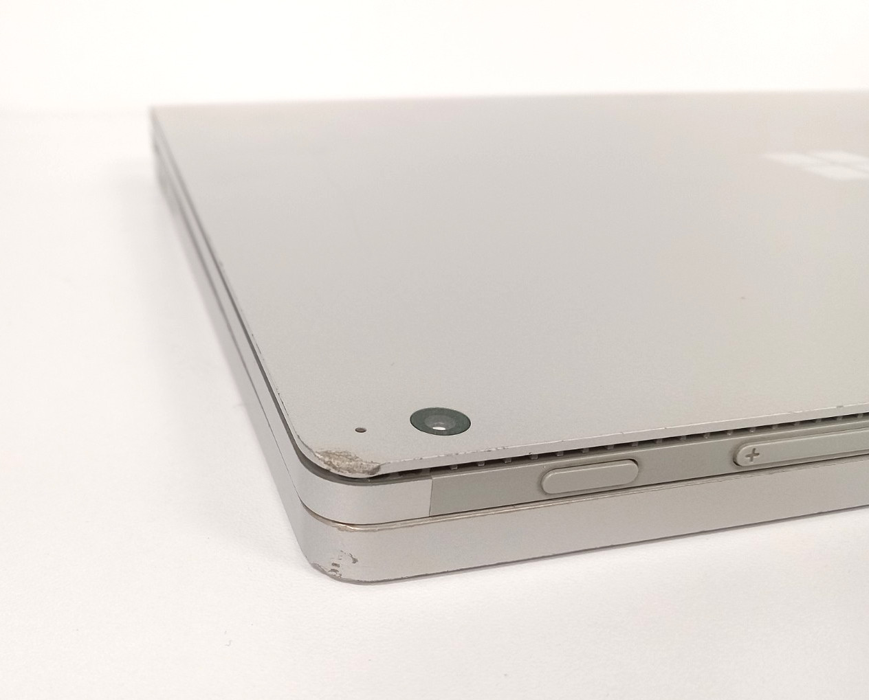 Microsoft Surface Book 2 1703 15″ (256GB SSD, i7 8th Gen, 16GB) -FOR PARTS, READ