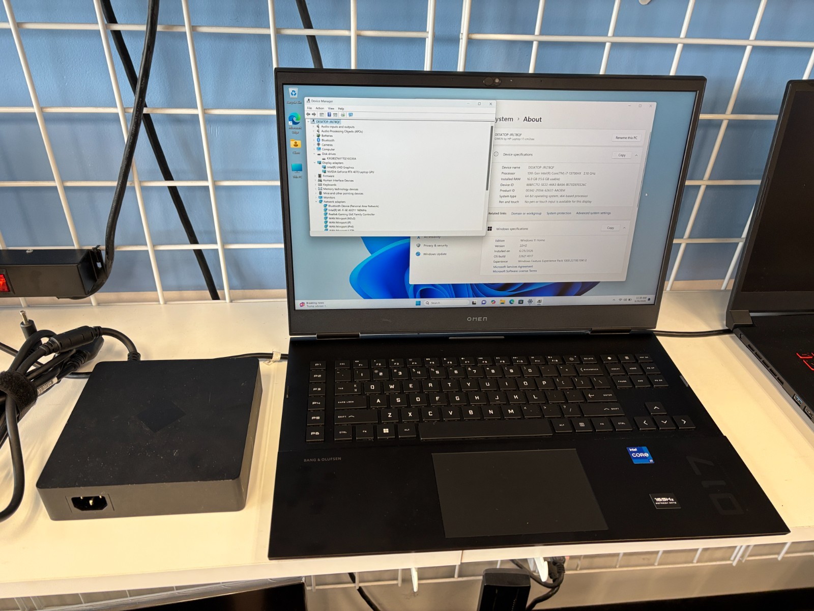 HP OMEN 17-cm2047nr i7-13700HX RTX 4070 GPU 16GB RAM 1TB SSD