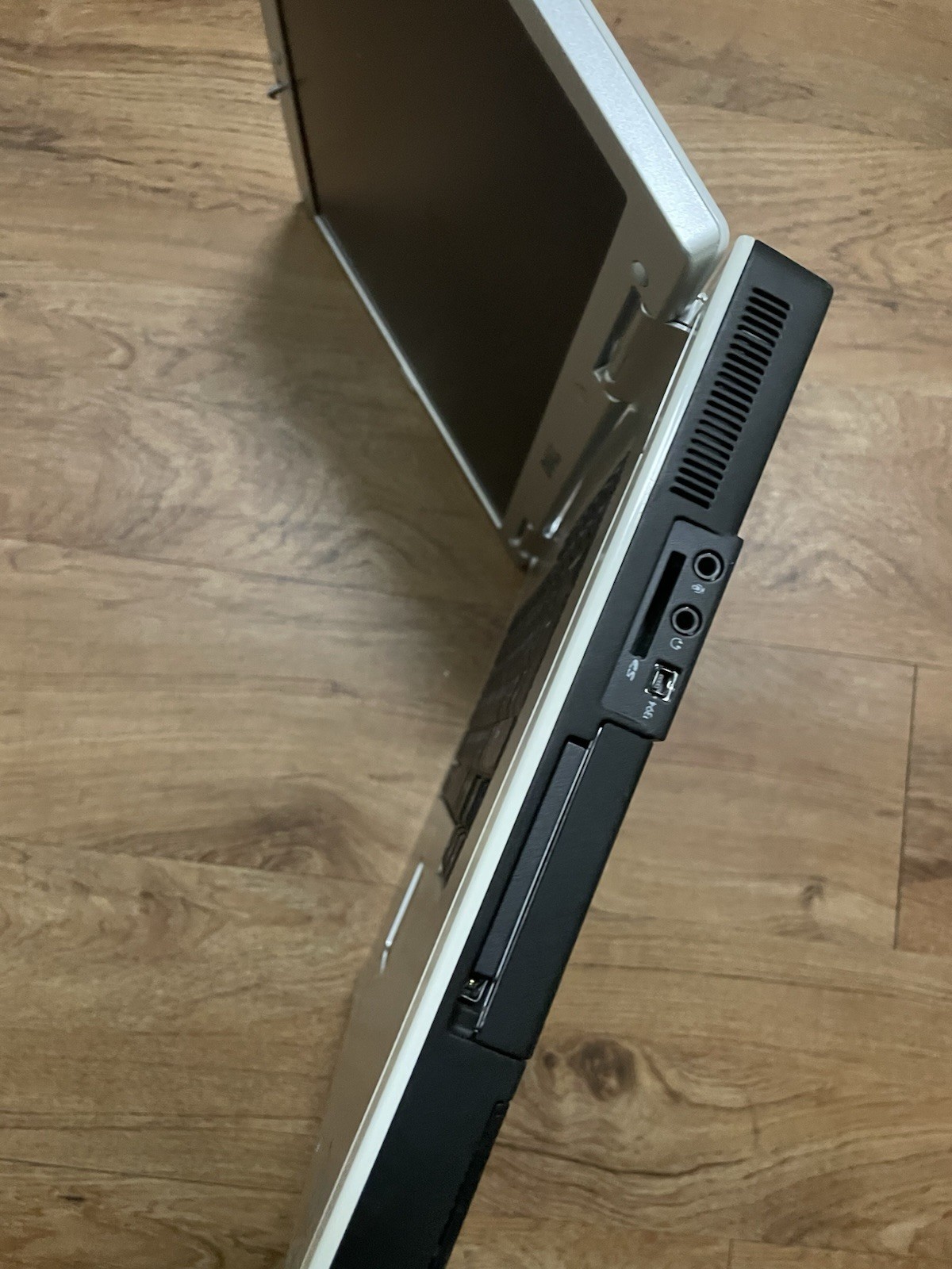 Dell Inspiron 9300 Laptop Linux 18″ PentiumM 1GB + Charger & CarryingCase Wi-Fi