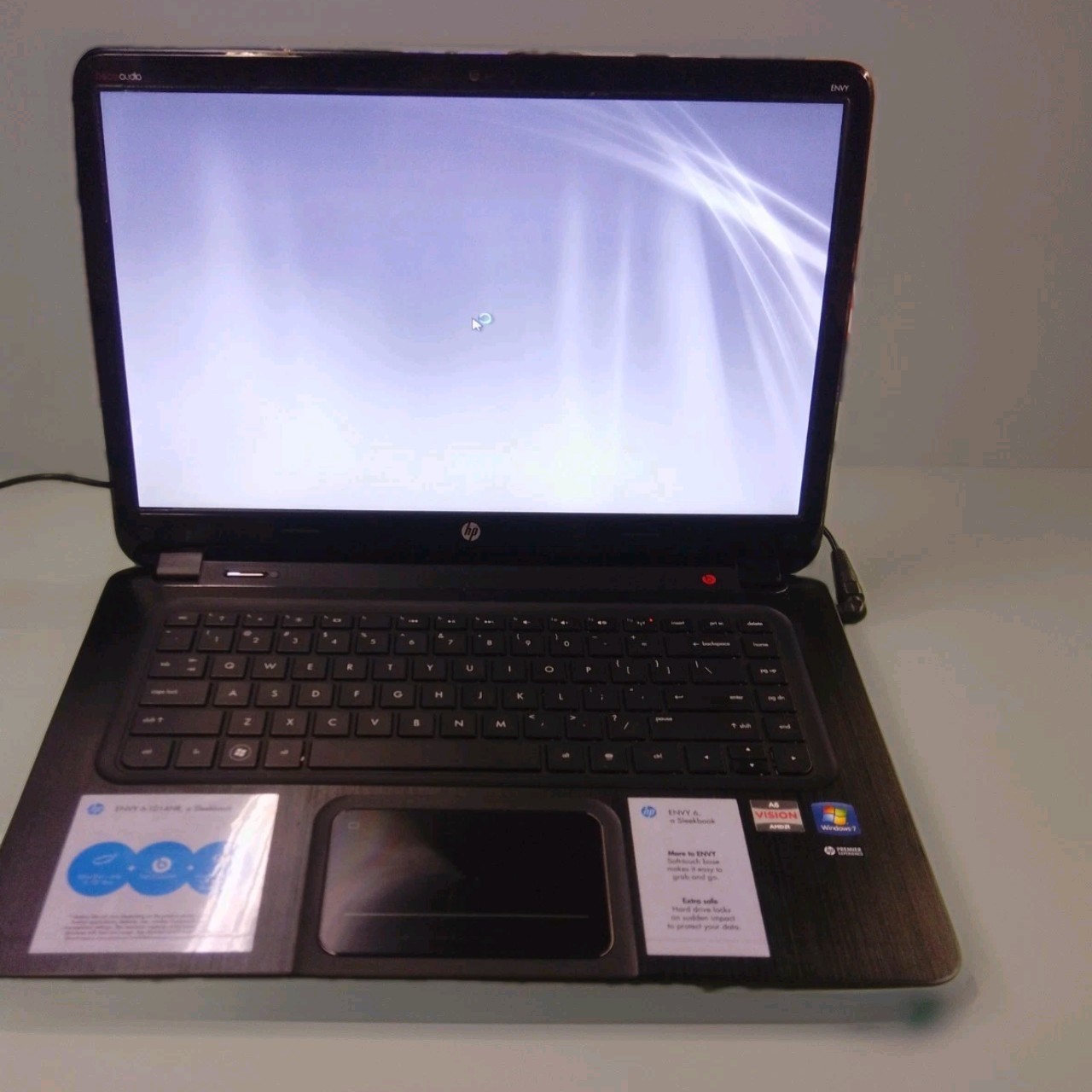 HP ENVY SLEEKBOOK 6, AMD A6 @ 2.1 GHz ,4GB, 500GB HDD, Beats Audio, Red