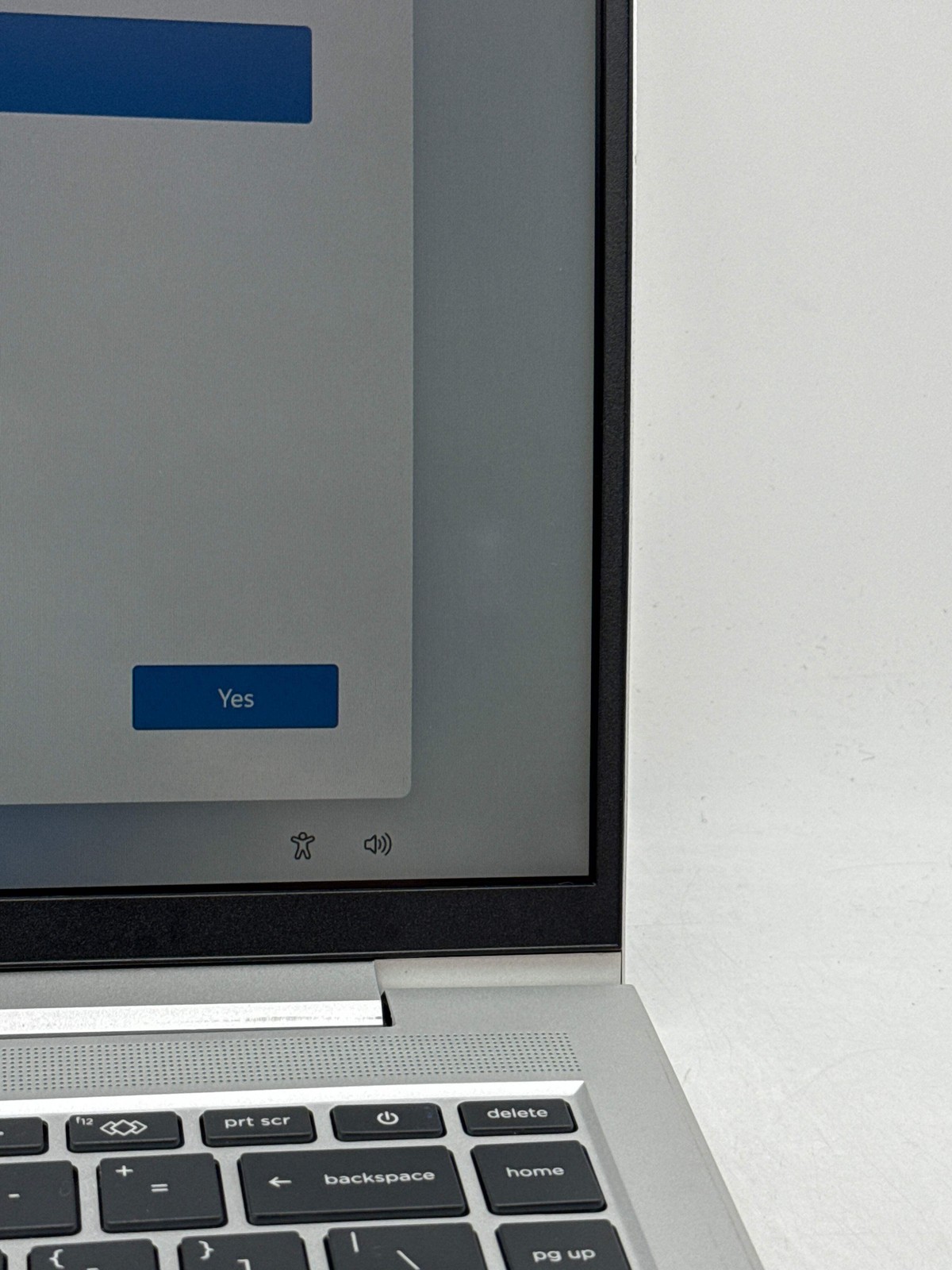 HP EliteBook 640 G10 14.0″ FHD Touch Core i5-1335U 256GB SSD 8GB RAM -White Spot
