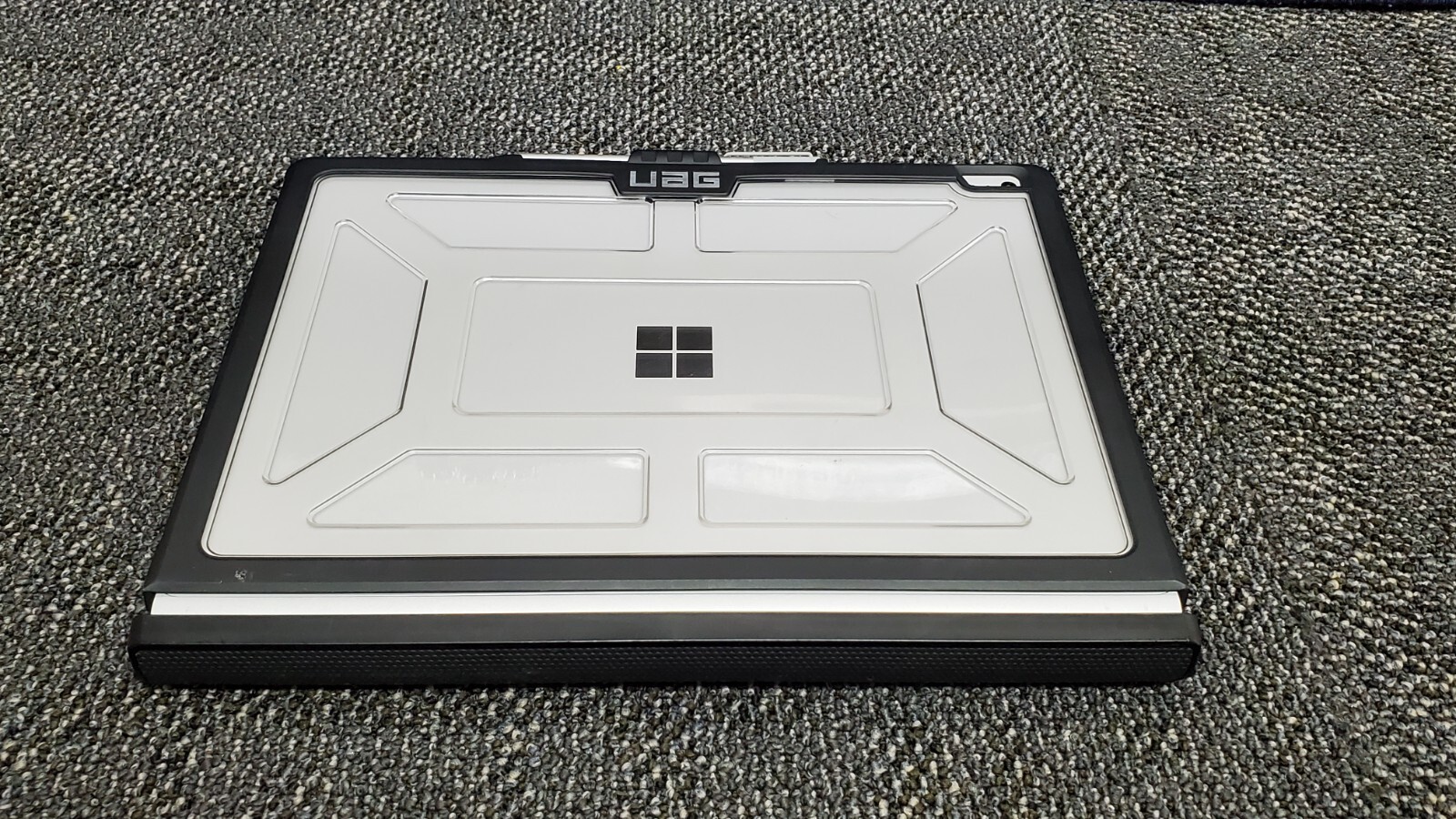 Microsoft Surface Book 13.5 inch (1TB, Intel i7-6600U, 2.6GHz, 16GB) w/ Case