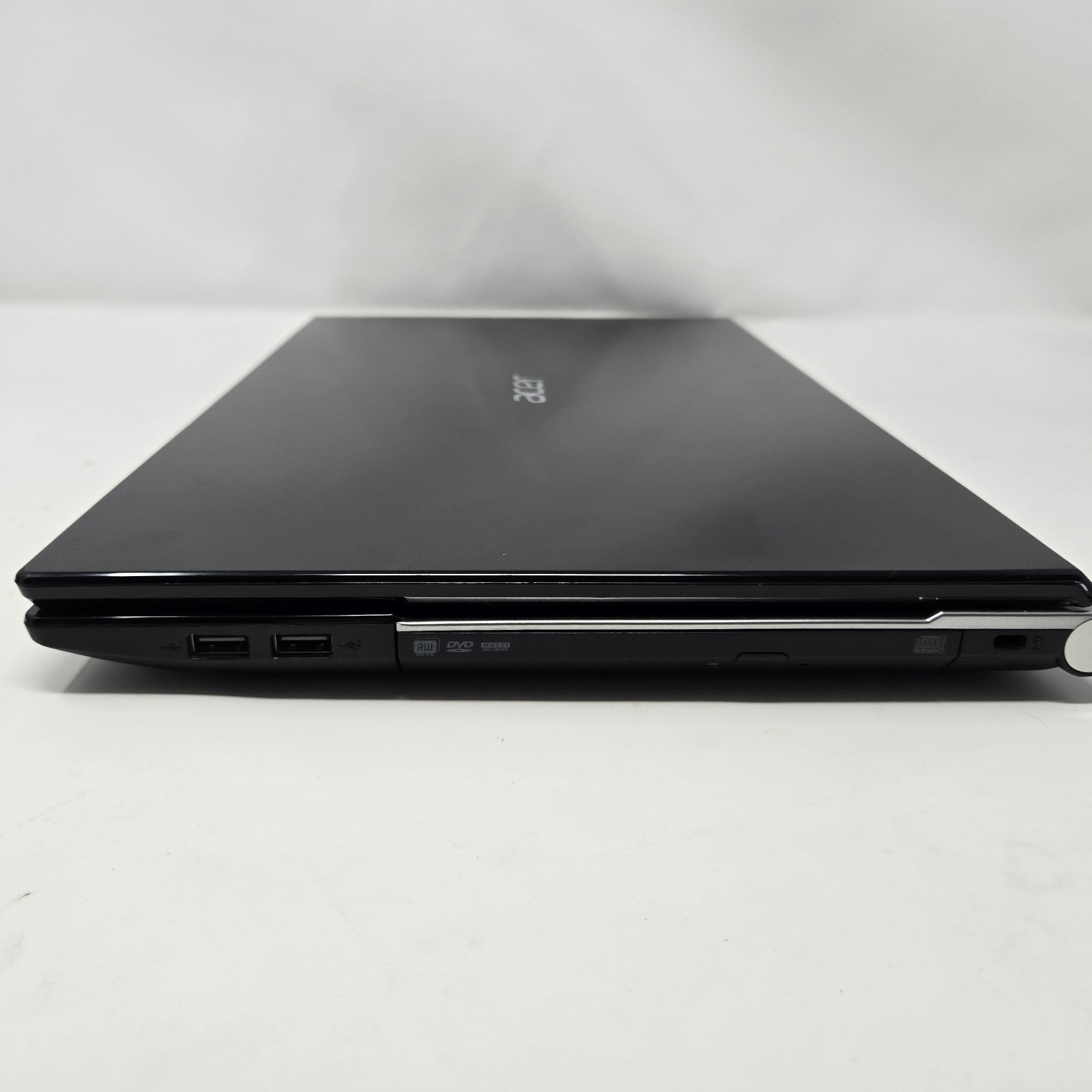 Acer Aspire V3-551-8469 WITH LINUX, AMD A8-4500M, 4 GB MEMORY, 500 GB HDD *READ*