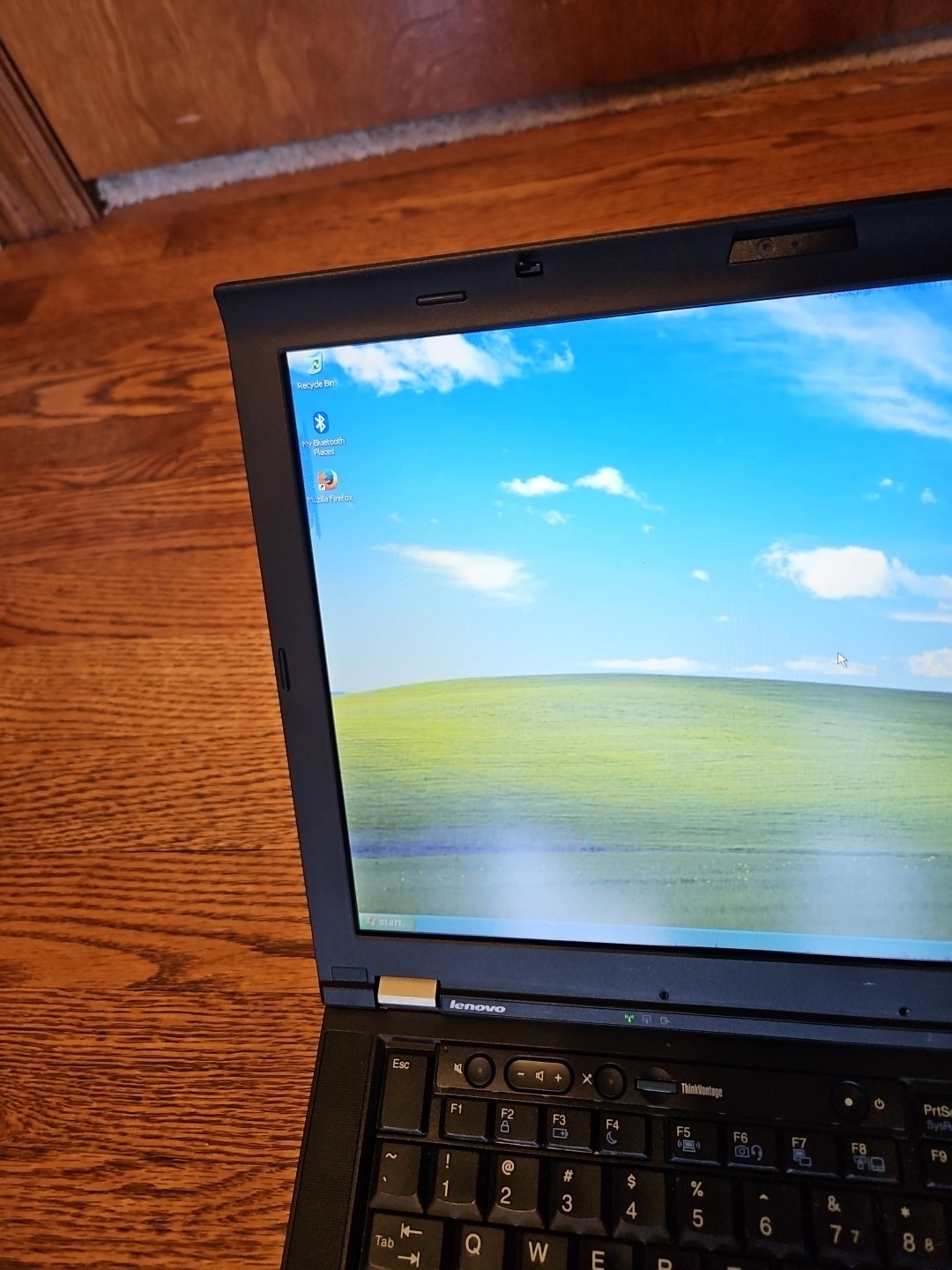 Lenovo ThinkPad T410 i5-M560 14″ 4gb/320gb HDD. Win XP pro. Issues