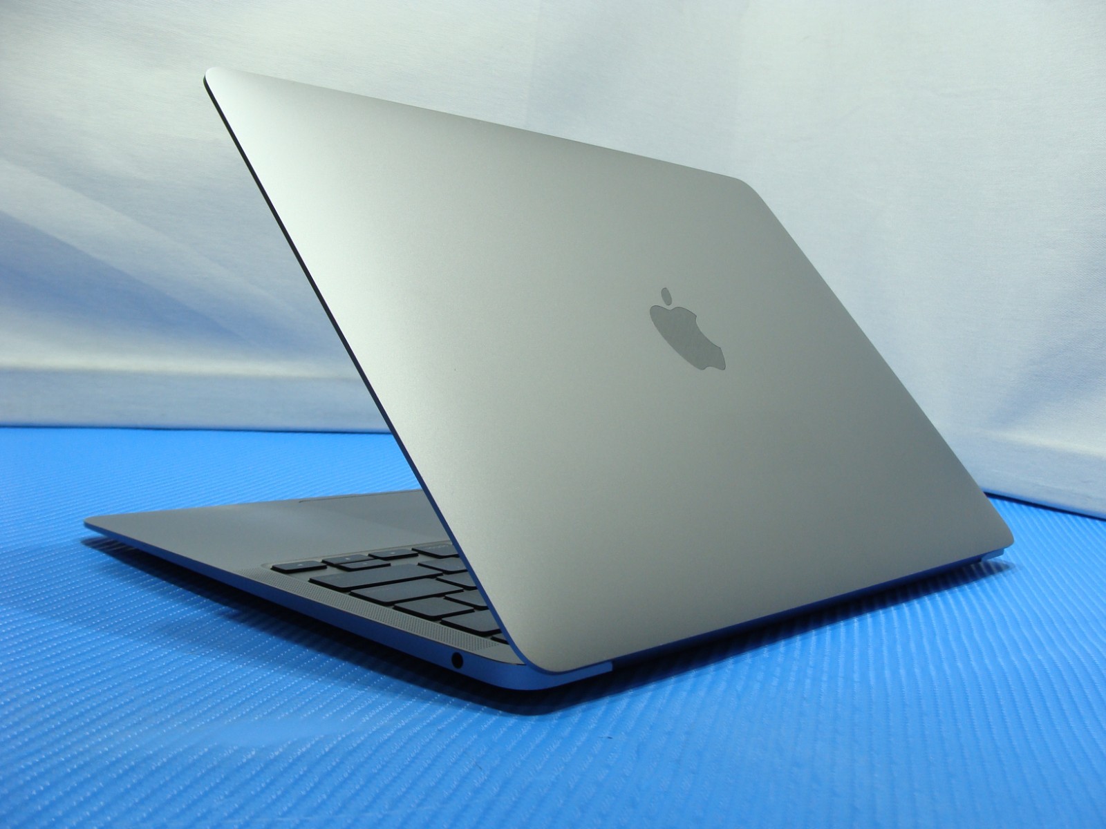 Apple MacBook Air A2337 MGN63LL/A 13.3″ M1 (2020) 8CPU/7GPU 8GB 128GB SSD +PA