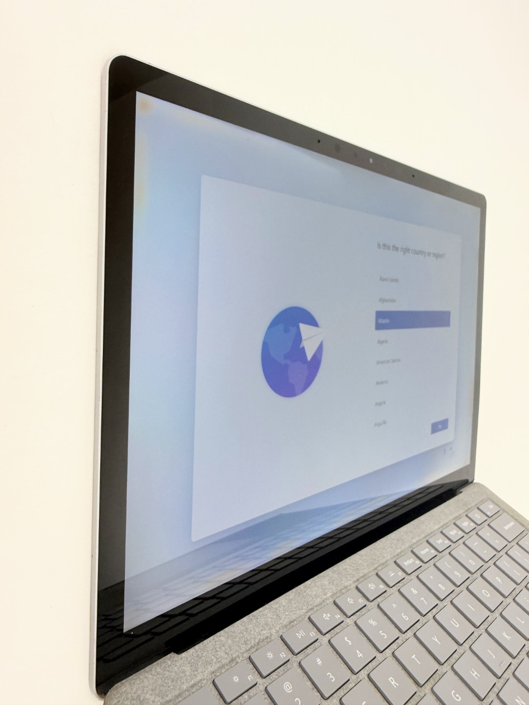 Microsoft Surface Laptop 2 1769 13.5″ Touch i5-8250 8GB 256GB SSD W11H – READ