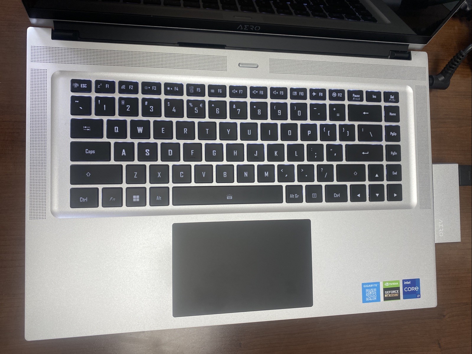 LCD Crack GIGABYTE AERO 16 XE5 – 16″ i7-12700H 16GB DDR5 RAM 1TB SSD RTX3070 Ti