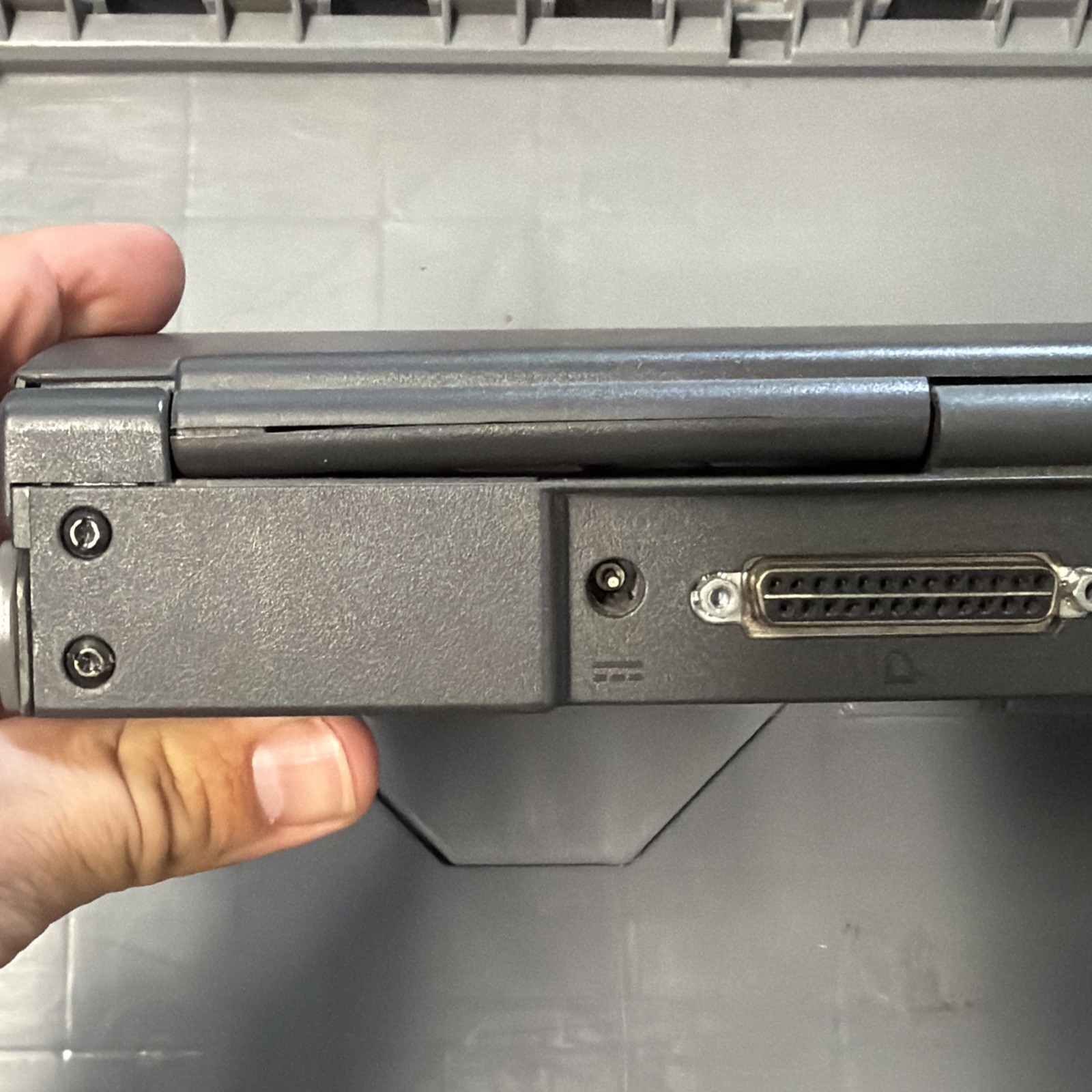COMPAQ CONTURA 400CX 8.5″ VINTAGE PC LAPTOP SOLD AS-IS (POWERS ON)