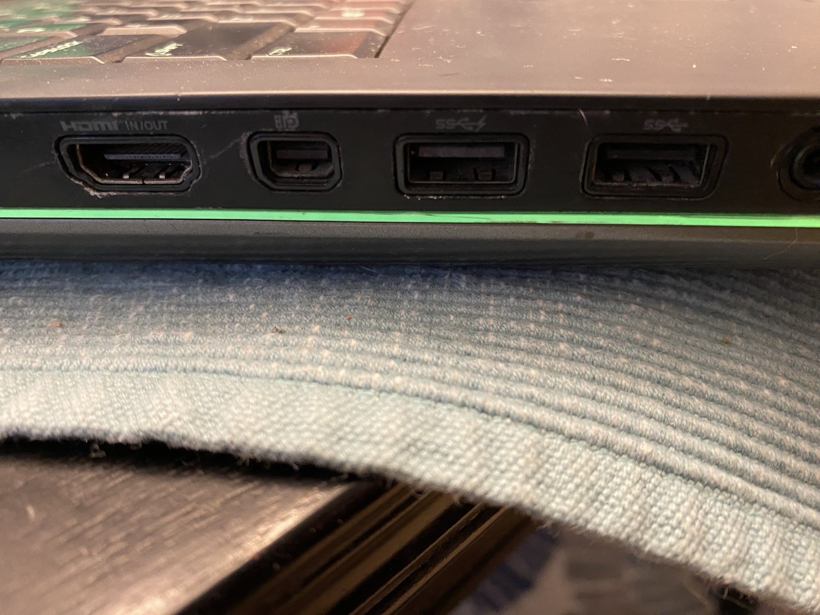Alienware17 P18E Gaming Laptop Dual Nvidia GeForce GTX 860M 19.5V/9.23/12.3 A 17
