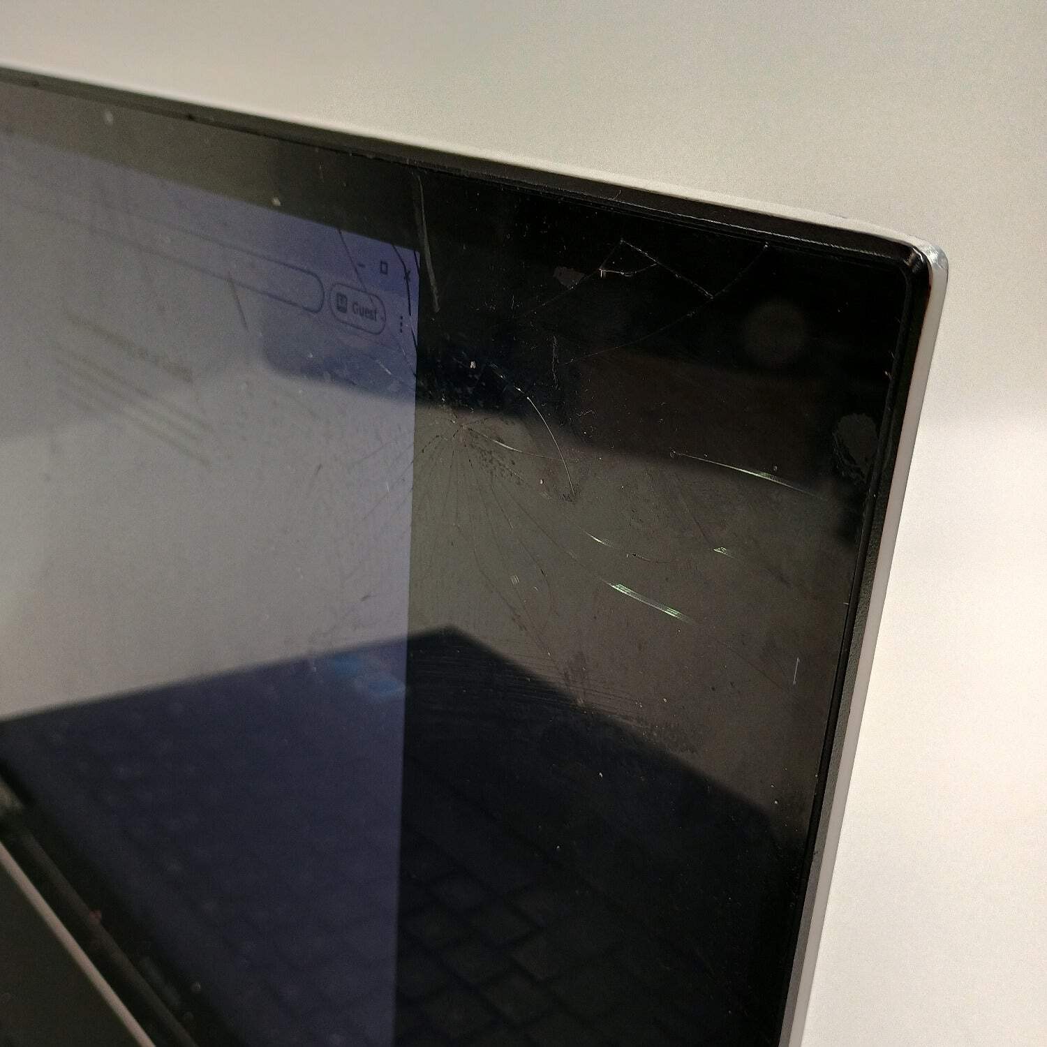 Broken Asus Chromebook C536E 15.6″ i3-1115G4 3.0GHz 8GB RAM 128GB SSD Cracked