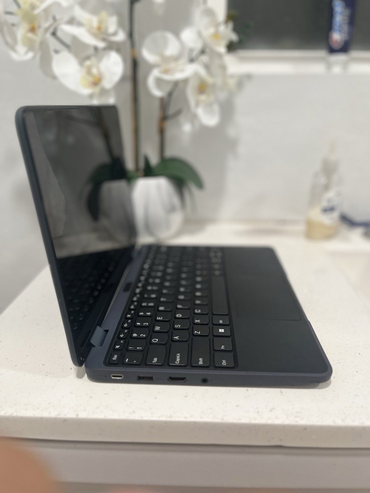 Lenovo 300w Yoga Gen 4 2-in-1 Intel(R) N200 8 GB RAM 256 GB SSD 11.6″