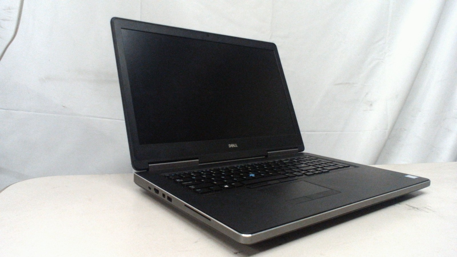 Dell Precision 7720 17.3″ Xeon E-1505M v6 (256+512GB, 32GB RAM)