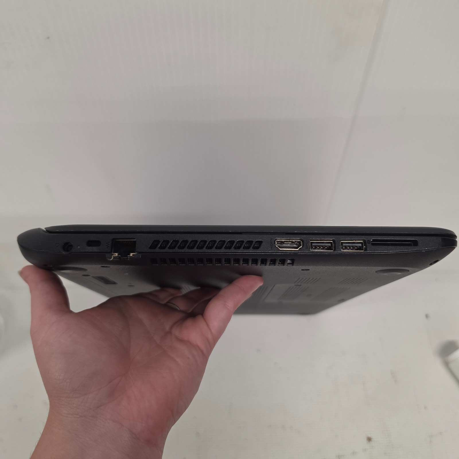 HP 15-f387 AMD A8-7410 R5 2ghz 4GB ran 15.6″ BAD KEYBOARD WONT POWER ON
